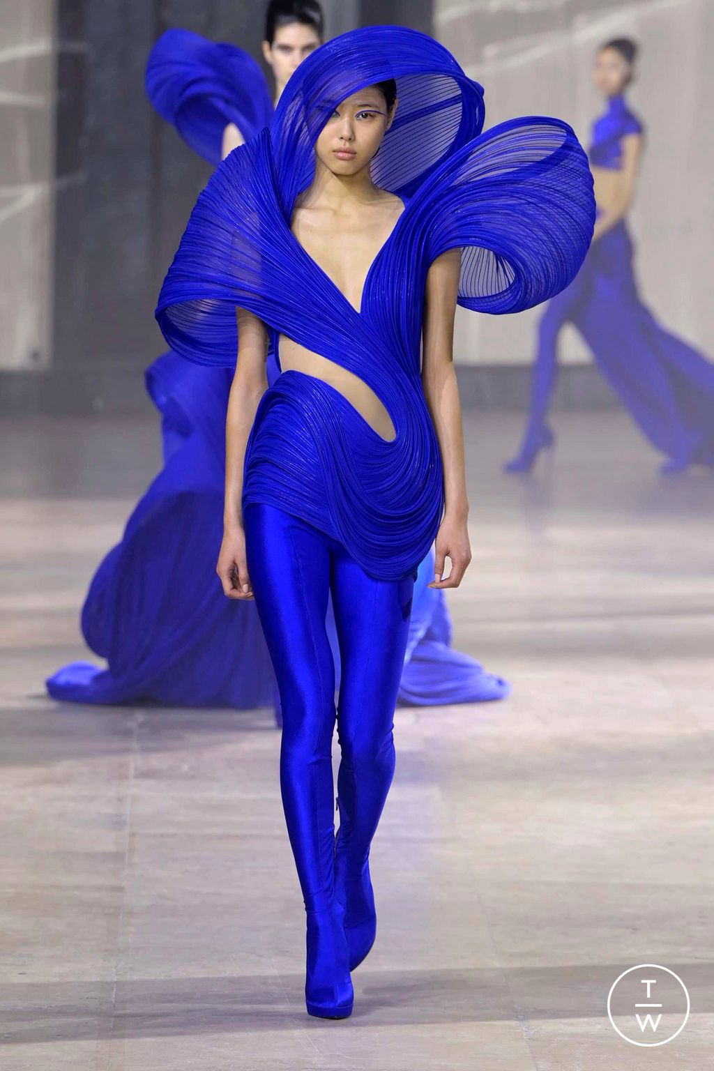 Fashion Week Paris Spring/Summer 2023 look 6 de la collection Gaurav Gupta couture