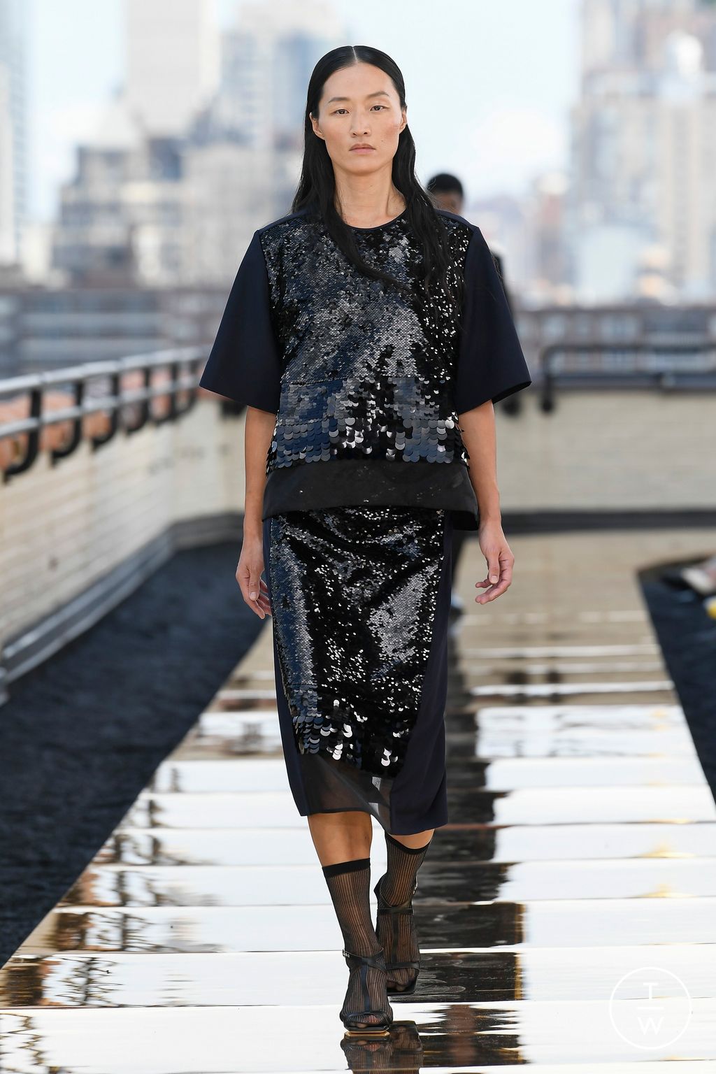 Fashion Week New York Fall/Winter 2022 look 39 from the Cos collection womenswear
