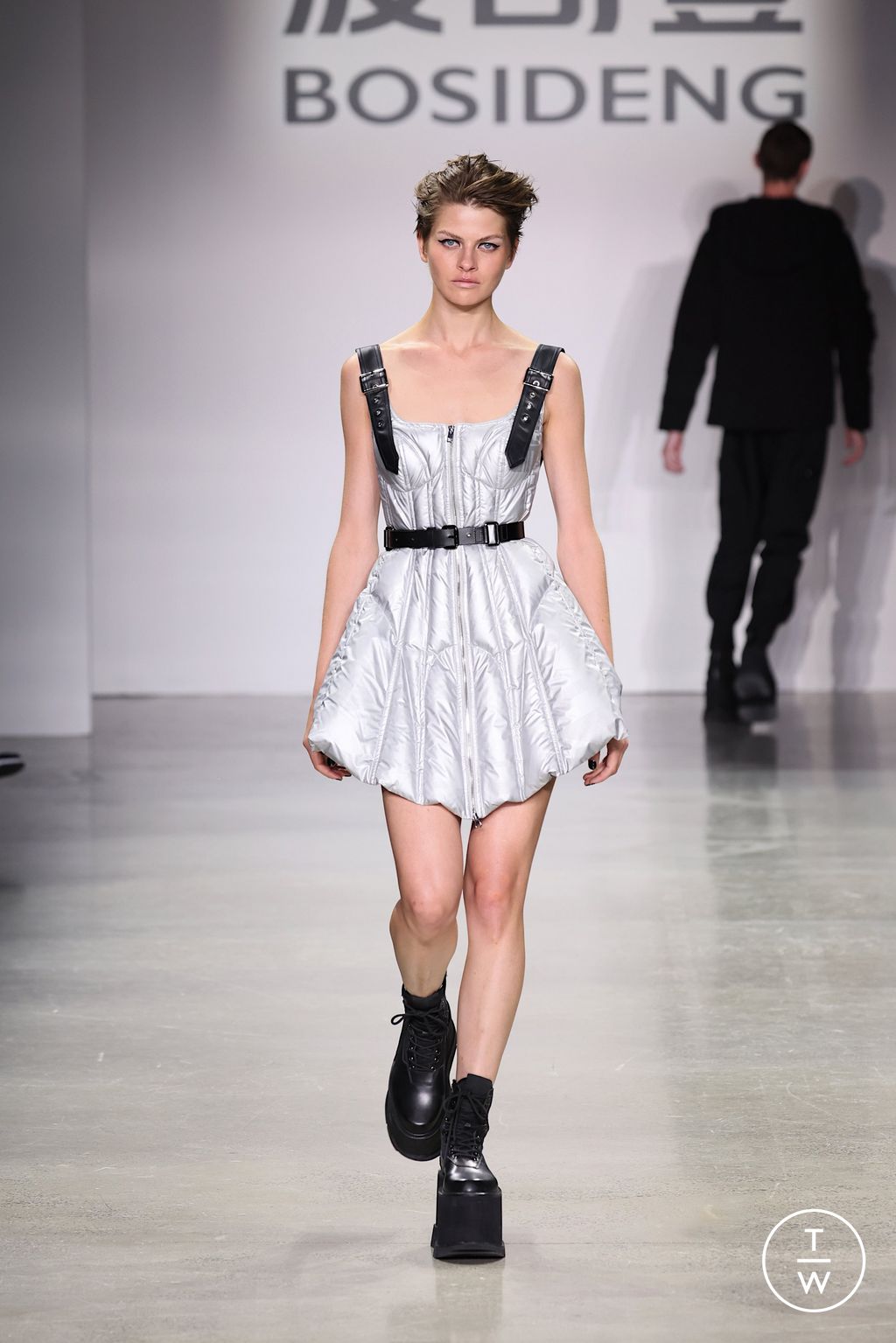 Fashion Week New York Spring/Summer 2023 look 15 de la collection Bosideng womenswear