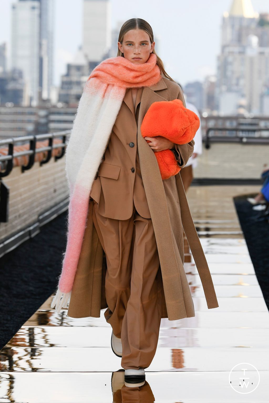 Fashion Week New York Fall/Winter 2022 look 1 from the Cos collection womenswear