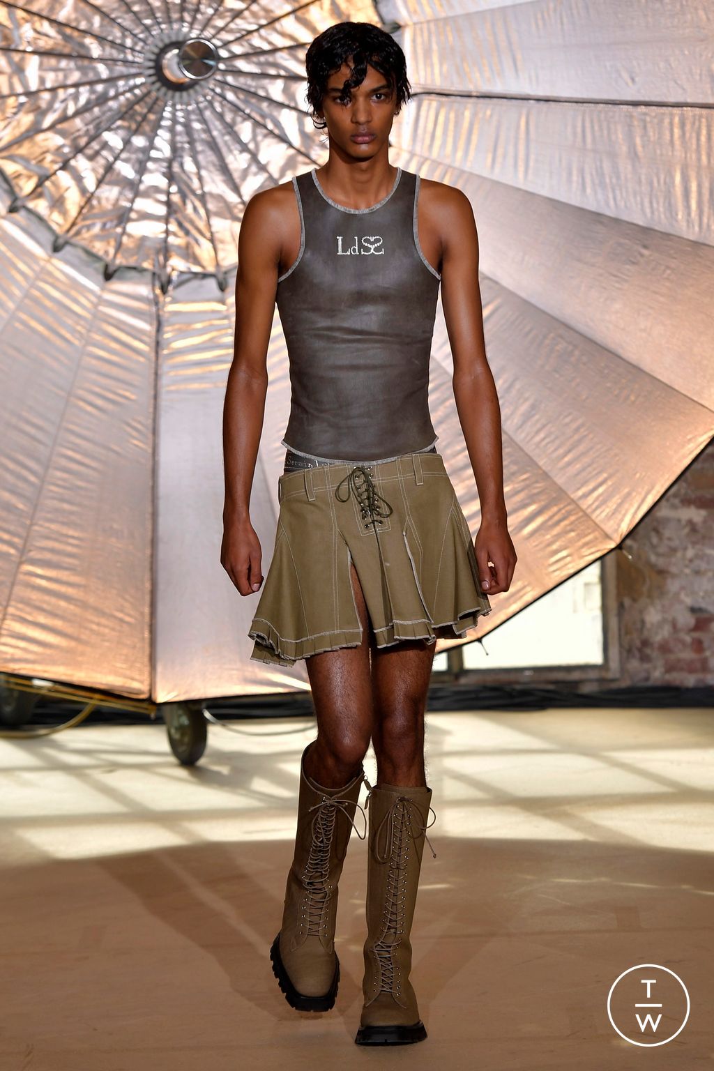 Fashion Week Paris Spring/Summer 2023 look 21 from the Ludovic de Saint Sernin collection 女装