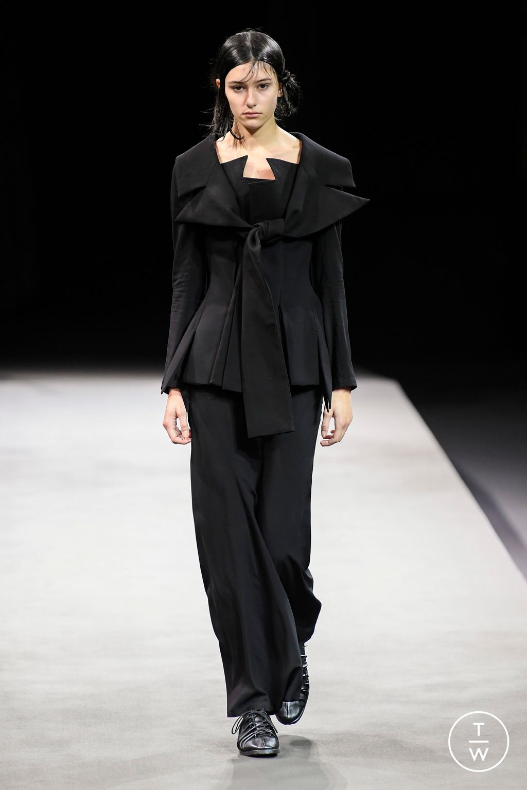 Fashion Week Paris Spring/Summer 2023 look 1 from the Yohji Yamamoto collection 女装