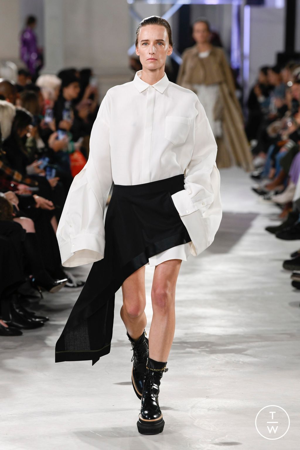 Fashion Week Paris Spring/Summer 2023 look 31 de la collection Sacai womenswear