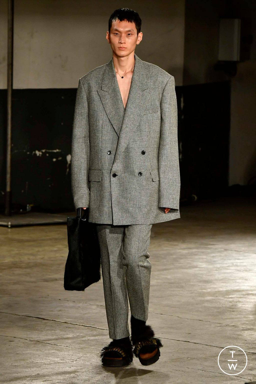 Fashion Week Paris Fall/Winter 2023 look 14 from the Dries Van Noten collection menswear