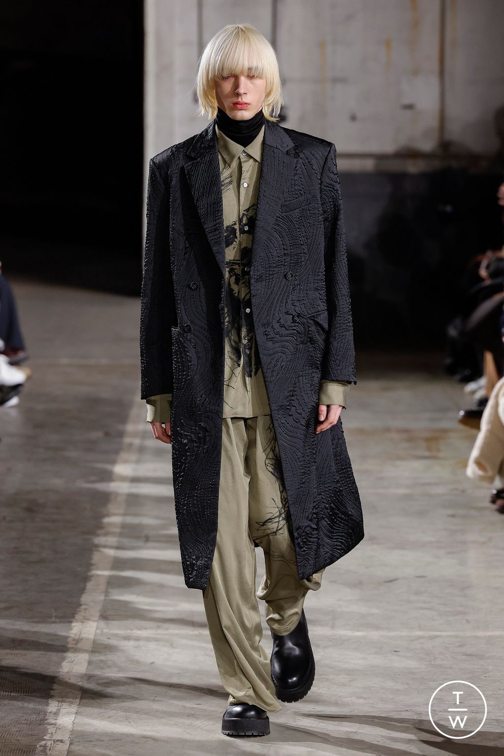 Fashion Week Paris Fall/Winter 2023 look 4 from the TAAKK collection menswear