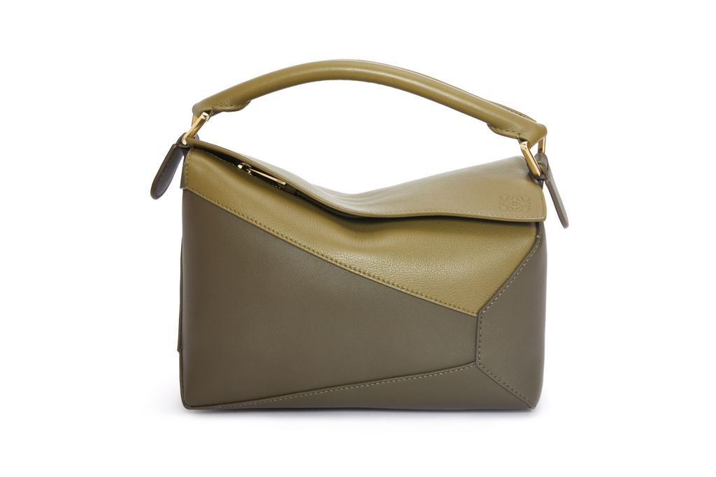 Fashion Week Paris Fall/Winter 2023 look 5 from the Loewe collection womenswear accessories