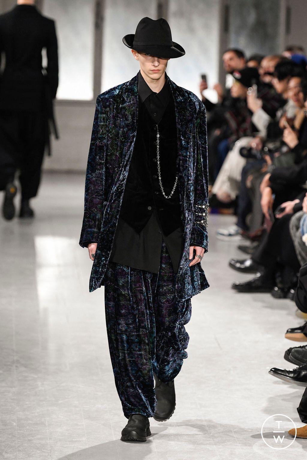 Fashion Week Paris Fall/Winter 2023 look 12 from the Yohji Yamamoto collection menswear
