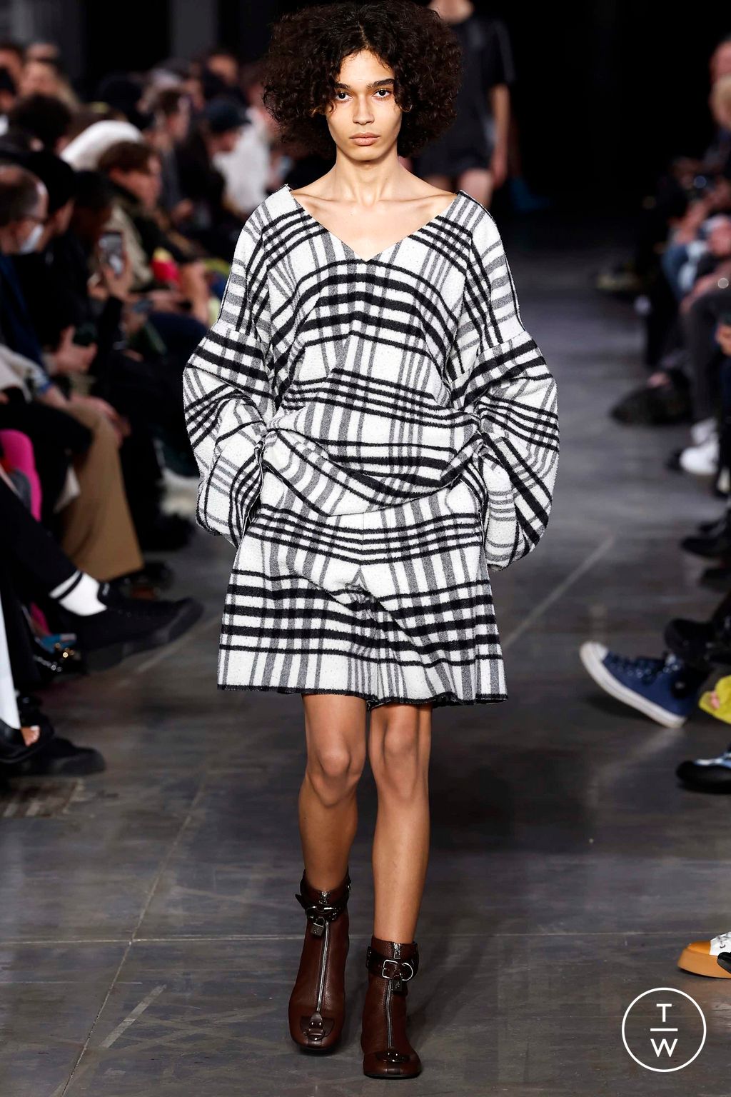 Fashion Week Milan Fall/Winter 2023 look 34 de la collection JW Anderson menswear