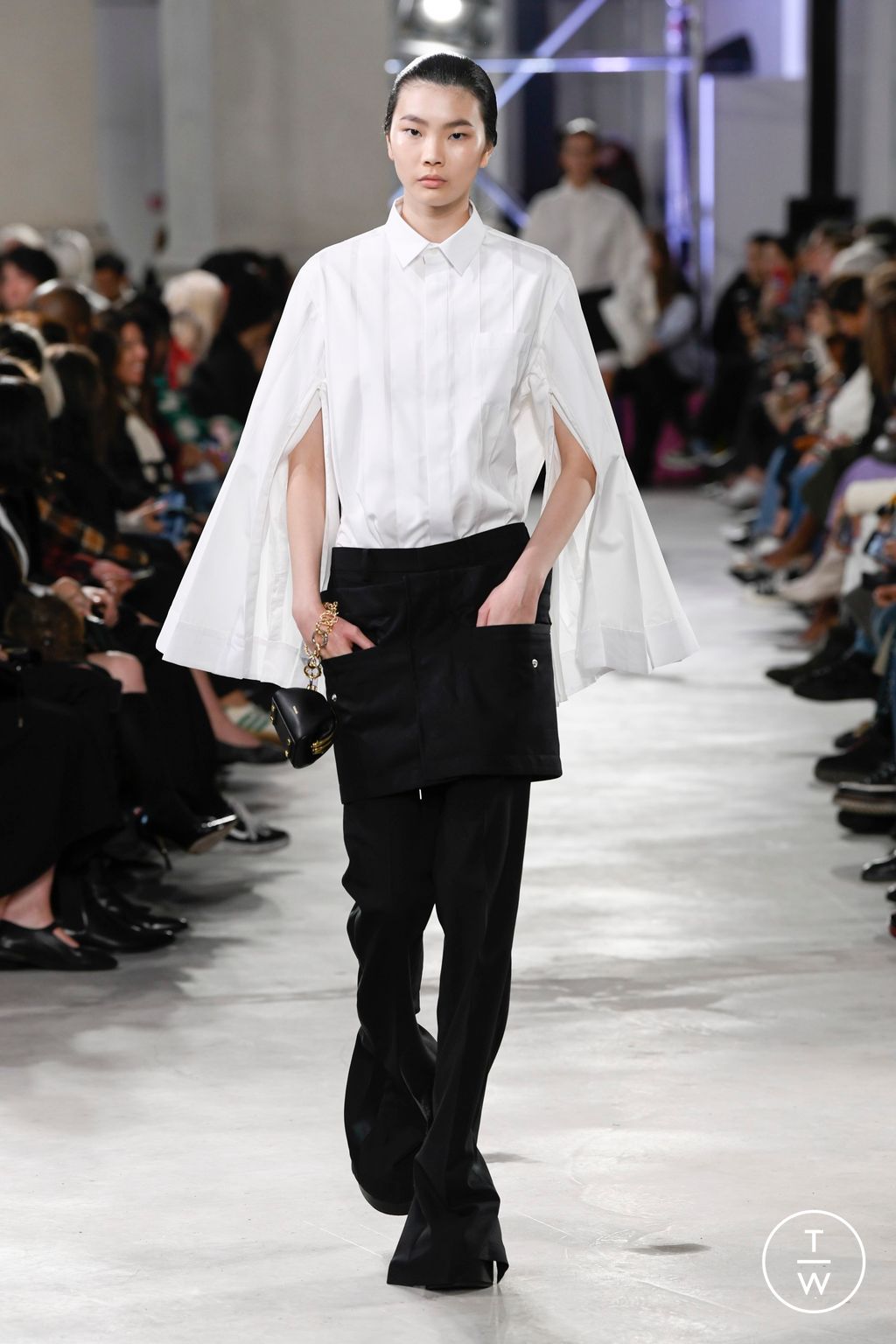 Fashion Week Paris Spring/Summer 2023 look 30 from the Sacai collection womenswear