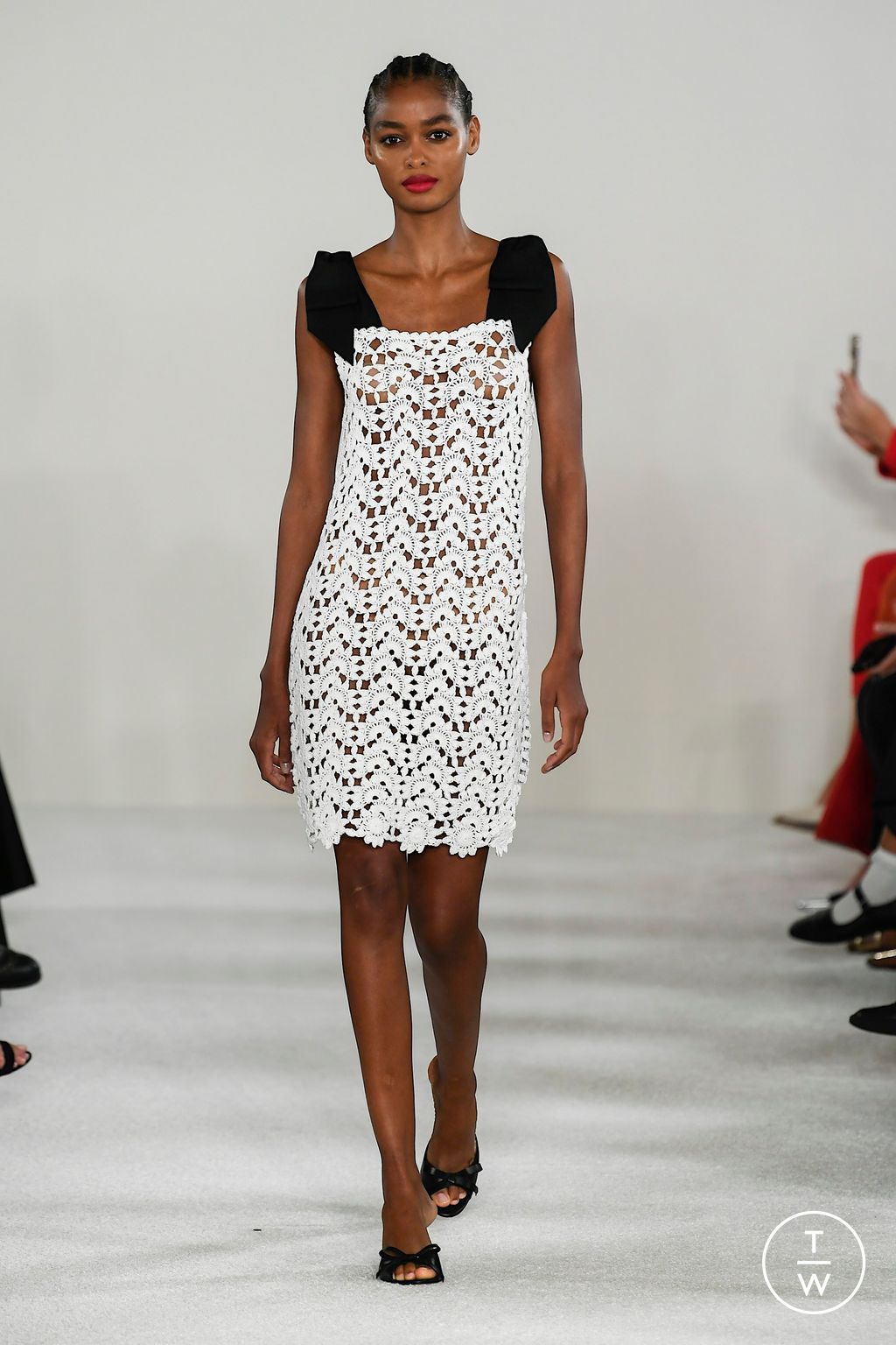 Fashion Week New York Spring/Summer 2023 look 26 from the Carolina Herrera collection womenswear