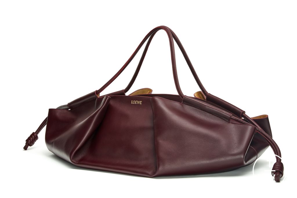 Fashion Week Paris Spring/Summer 2023 look 7 from the Loewe collection womenswear accessories