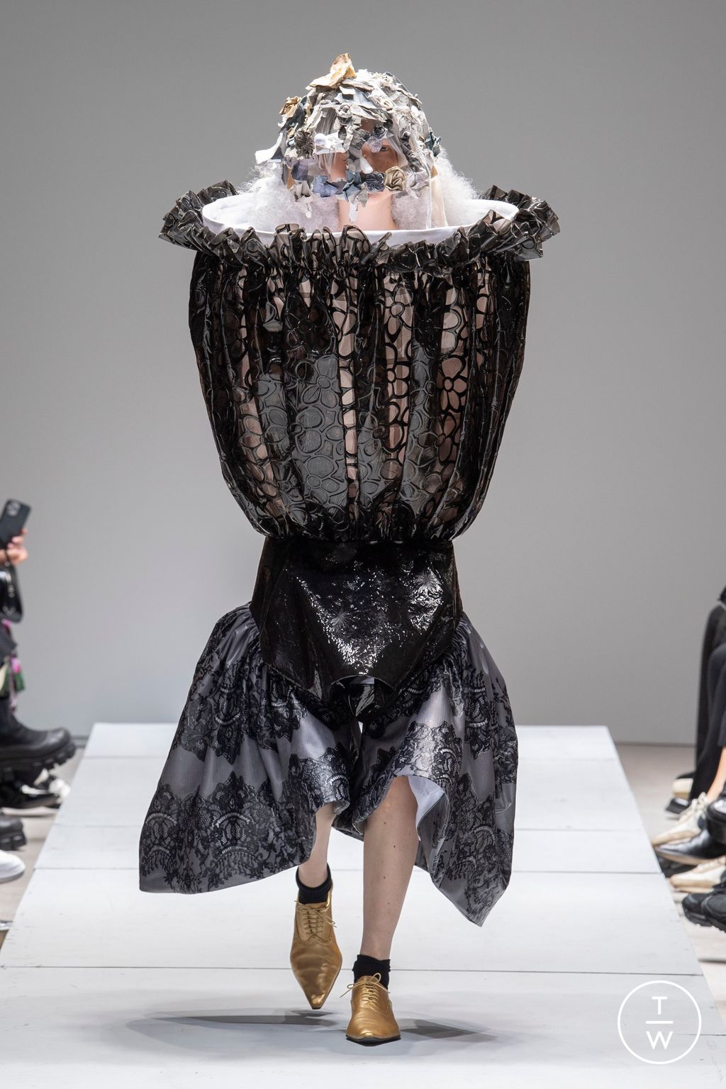 Fashion Week Paris Spring/Summer 2023 look 4 from the Comme des Garçons collection womenswear