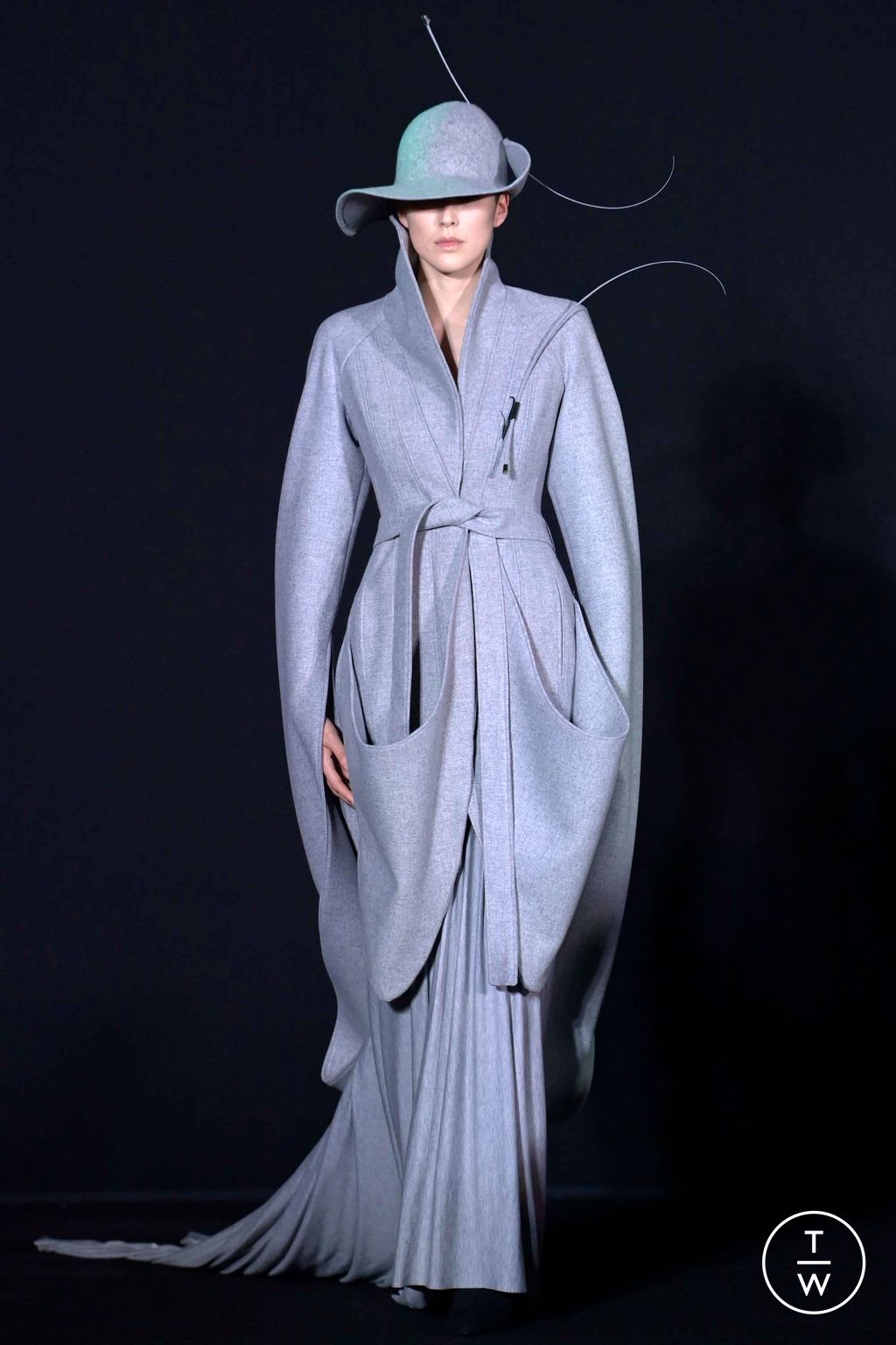 Fashion Week Paris Spring/Summer 2023 look 11 de la collection Robert Wun couture