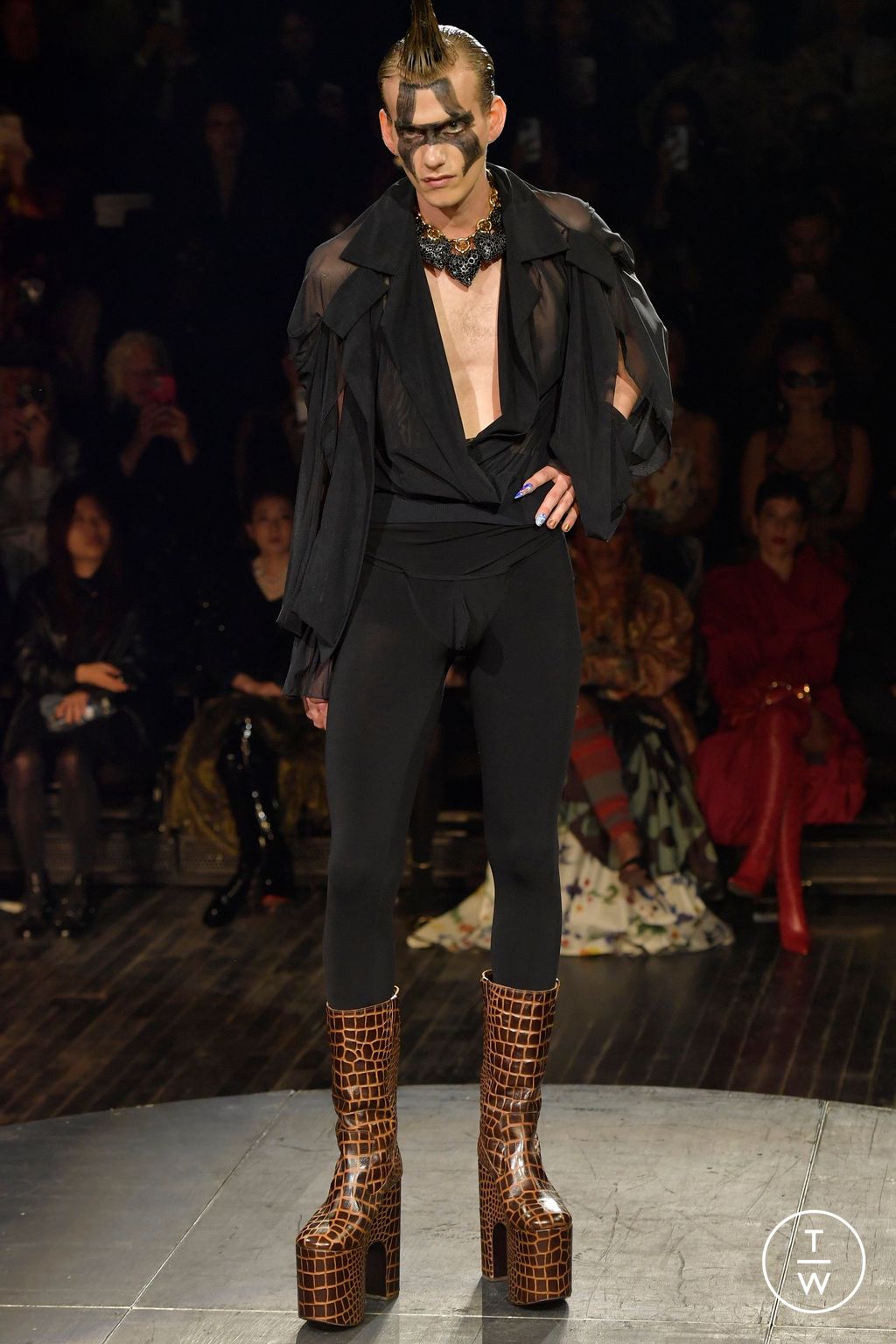 Fashion Week Paris Spring/Summer 2023 look 31 from the Andreas Kronthaler for Vivienne Westwood collection 女装