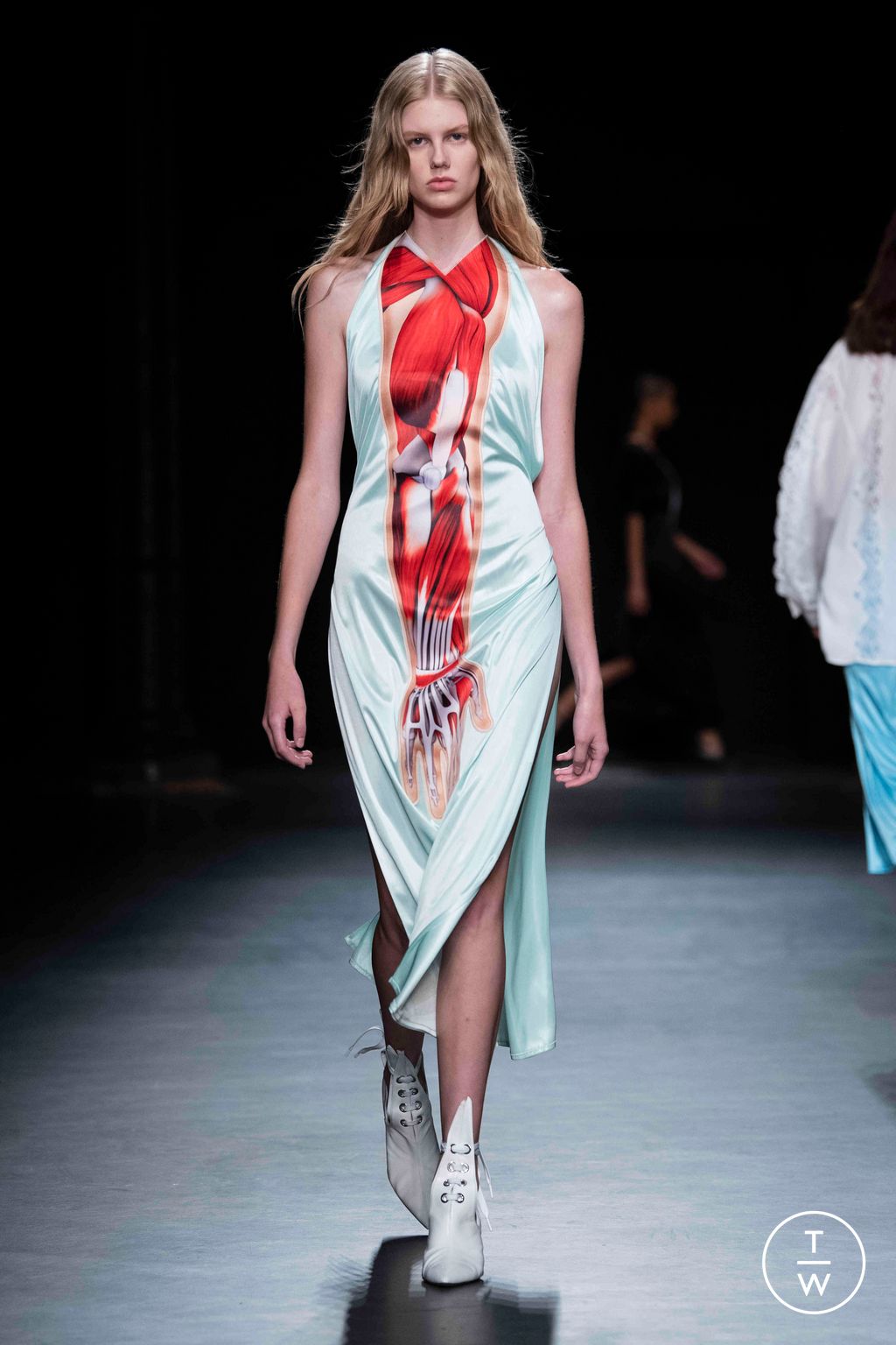Fashion Week London Spring/Summer 2023 look 32 from the Christopher Kane collection womenswear