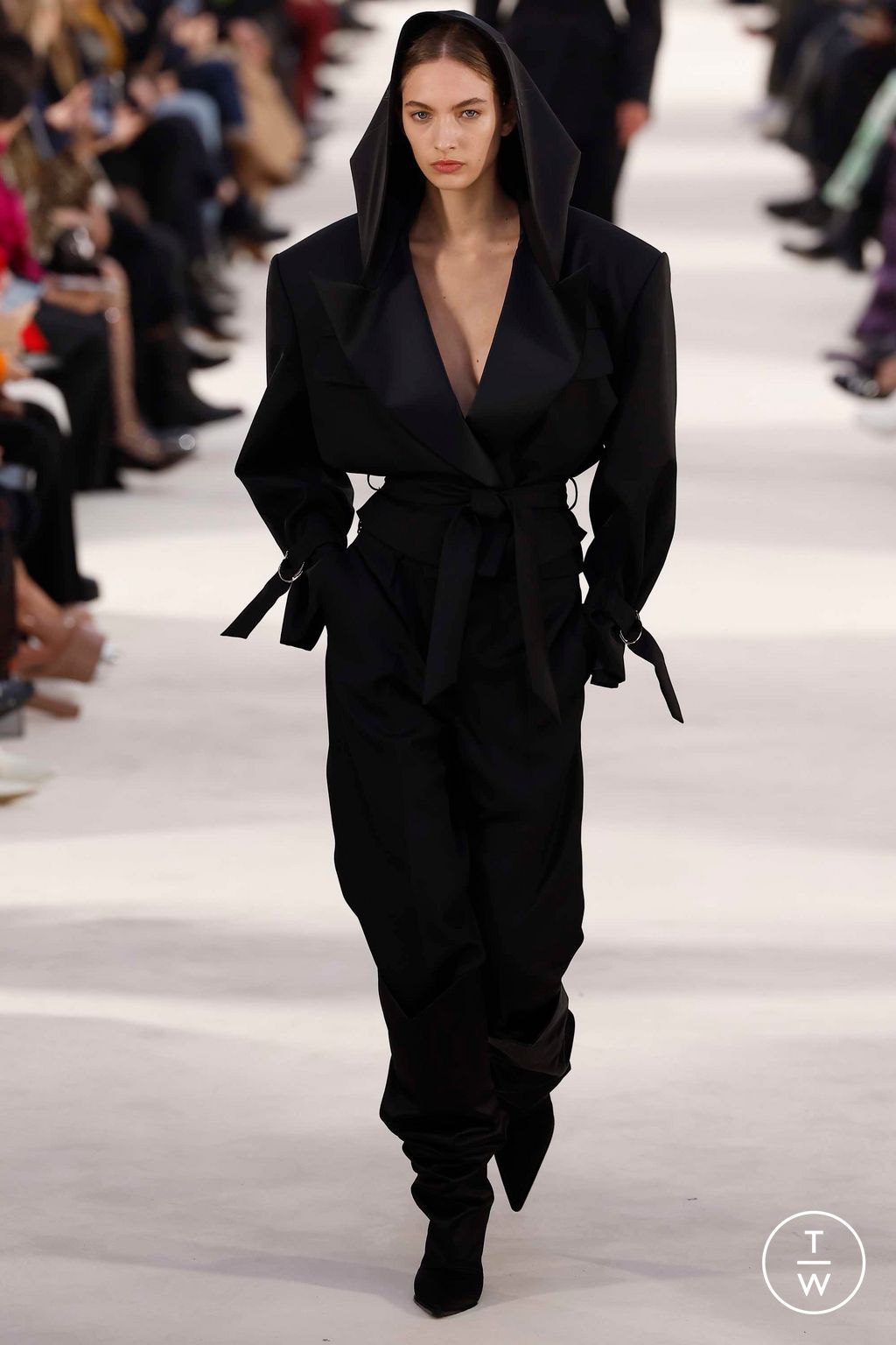 Fashion Week Paris Spring/Summer 2023 look 3 de la collection Alexandre Vauthier couture