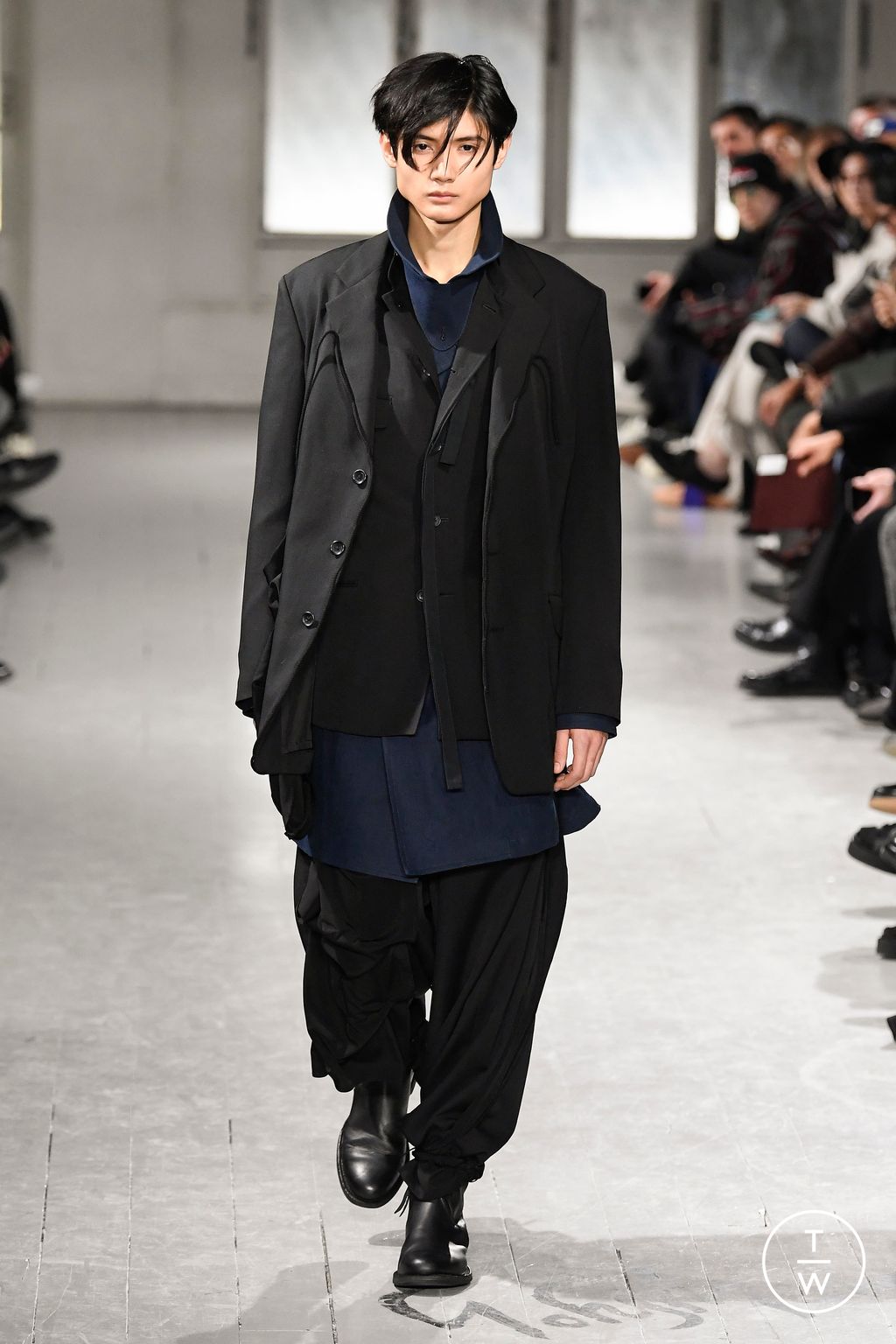 Fashion Week Paris Fall/Winter 2023 look 32 from the Yohji Yamamoto collection 男装