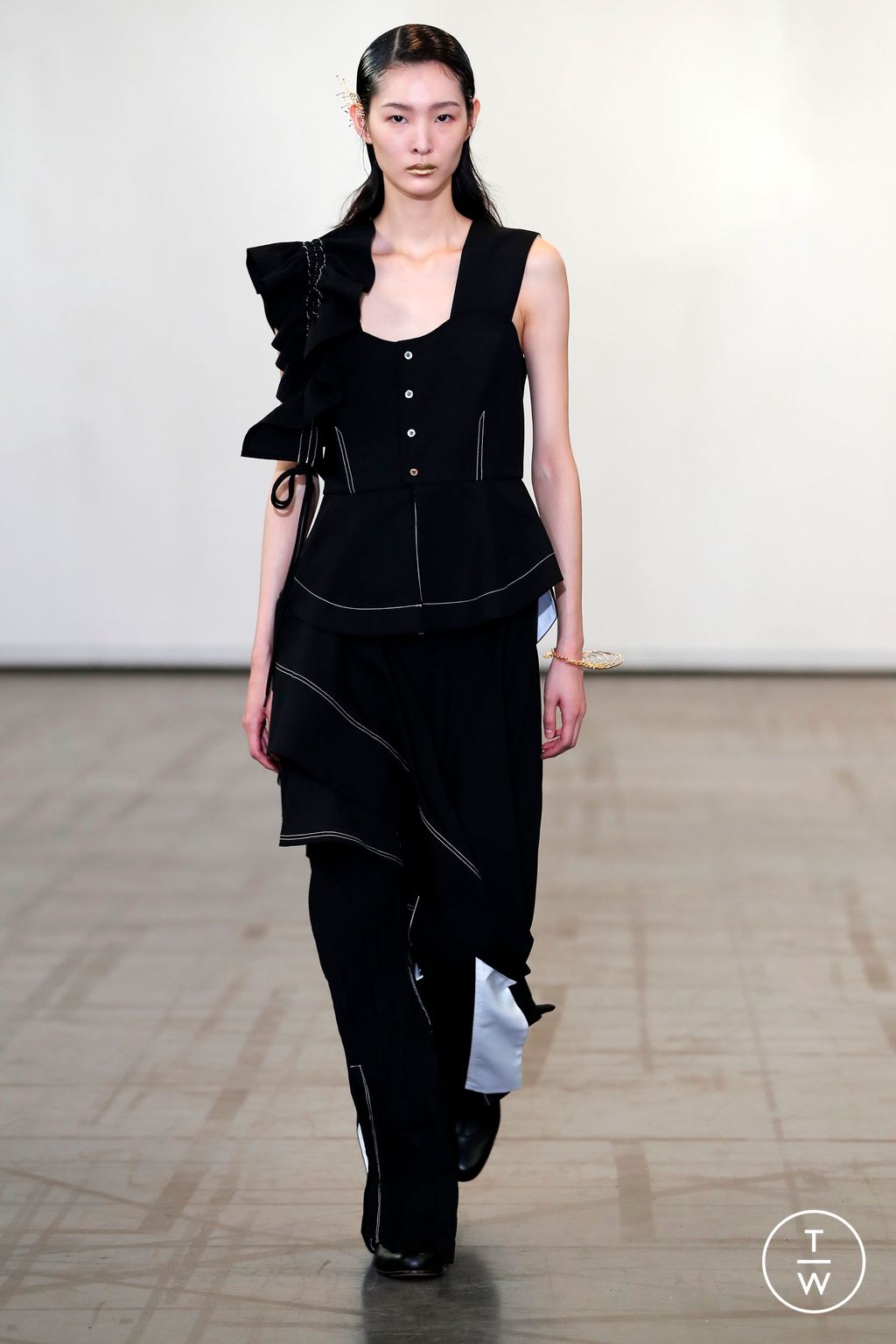 Fashion Week Paris Spring/Summer 2023 look 12 de la collection Ujoh womenswear