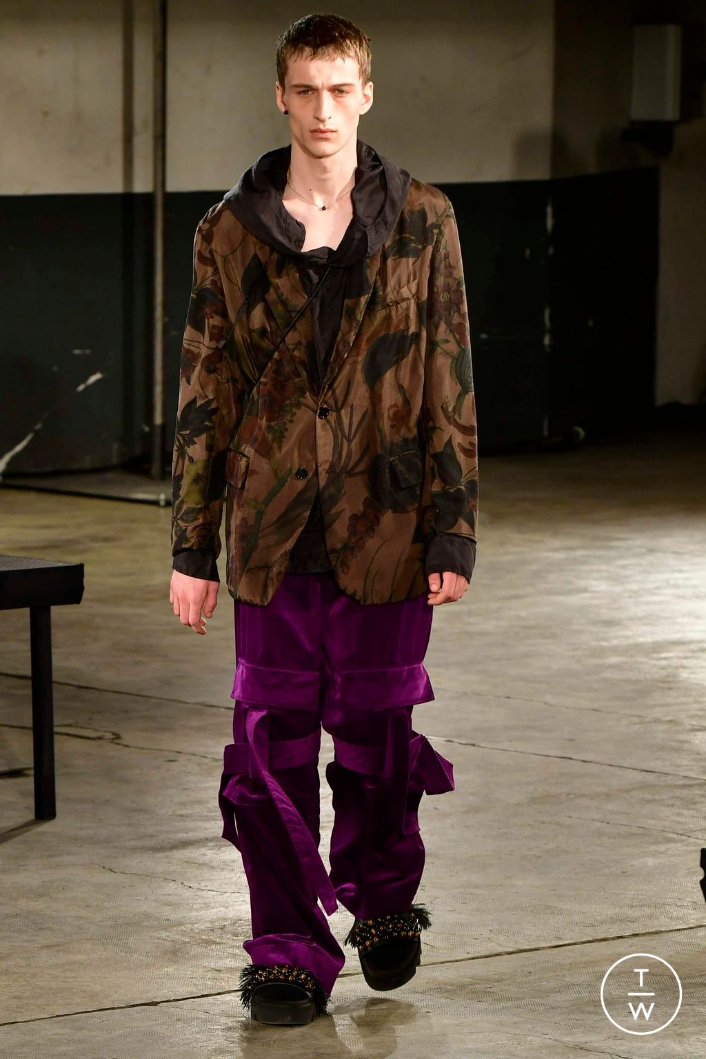 Fashion Week Paris Fall/Winter 2023 look 55 from the Dries Van Noten collection menswear