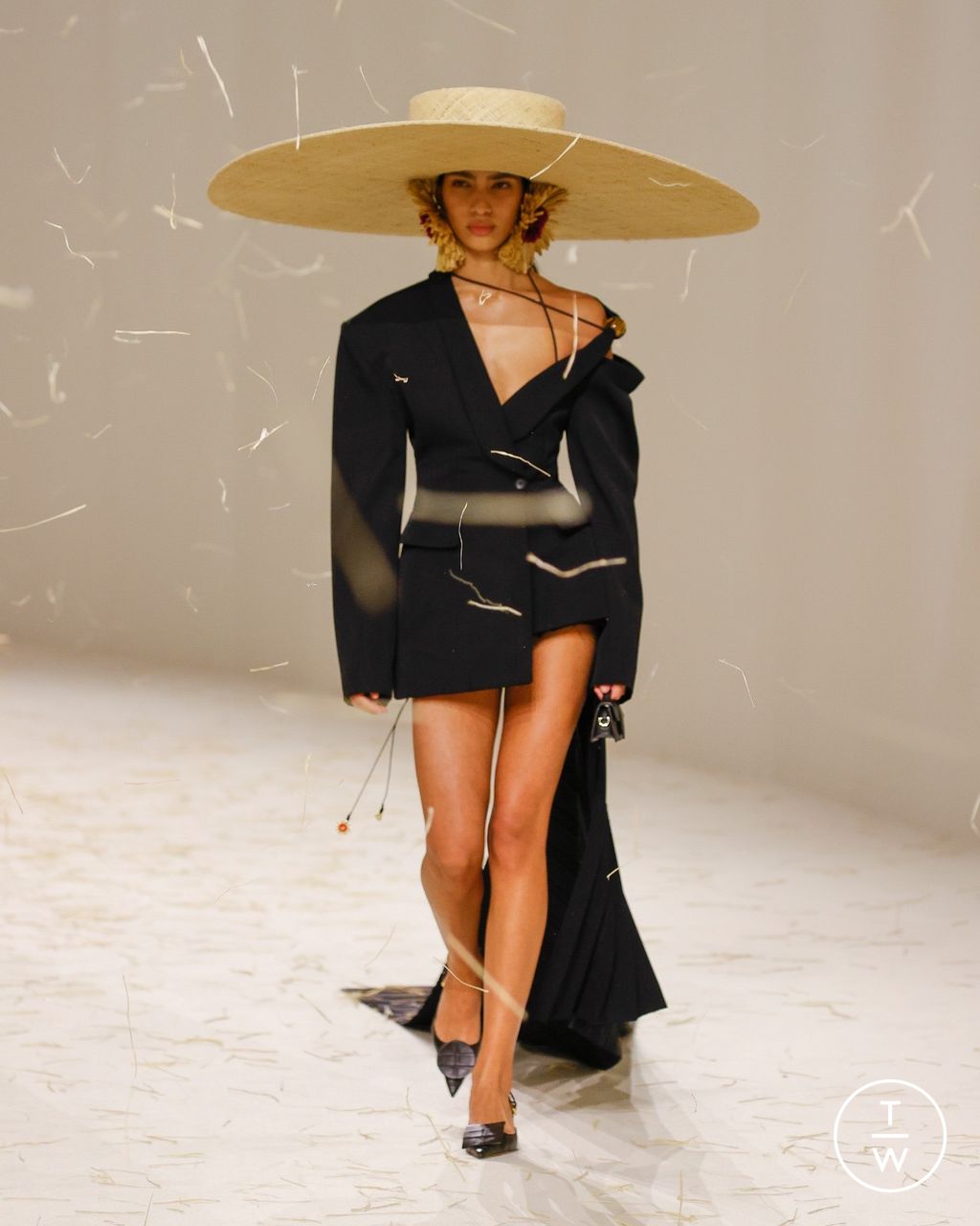 Fashion Week Paris Spring/Summer 2023 look 1 from the Jacquemus collection womenswear