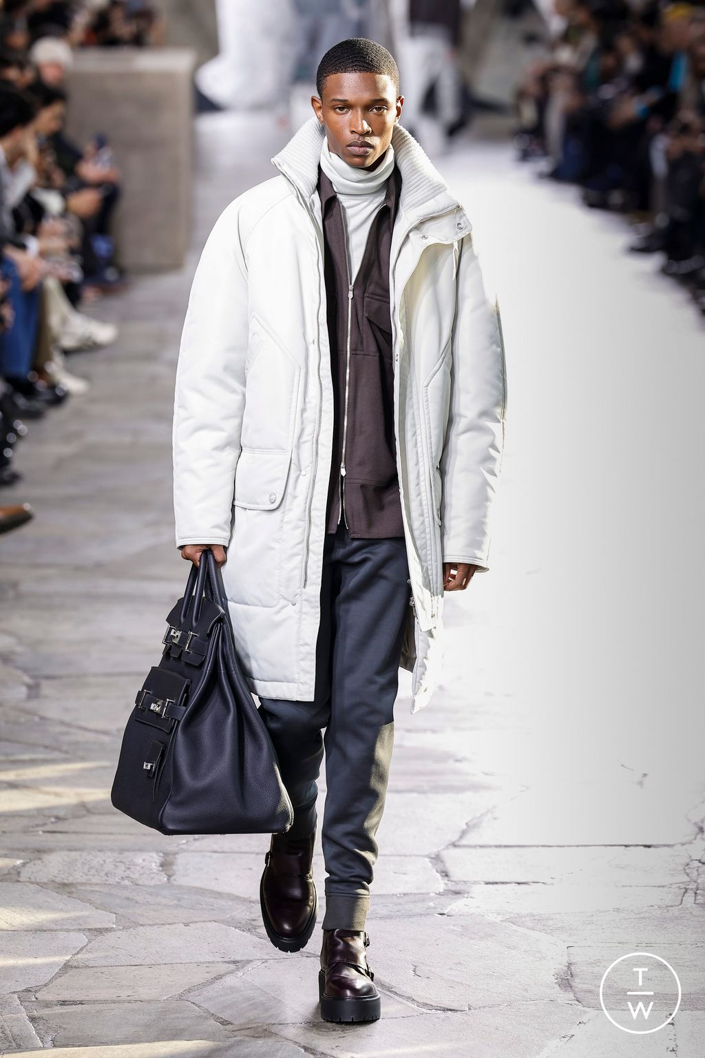 Fashion Week Paris Fall/Winter 2023 look 33 from the Hermès collection menswear