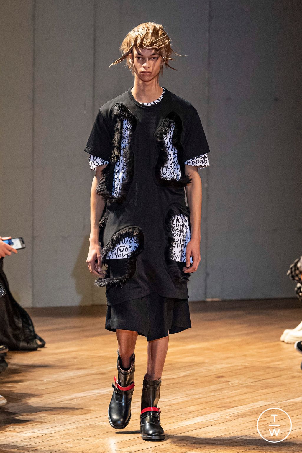 Fashion Week Paris Fall/Winter 2023 look 32 from the Comme des Garçons Homme Plus collection menswear