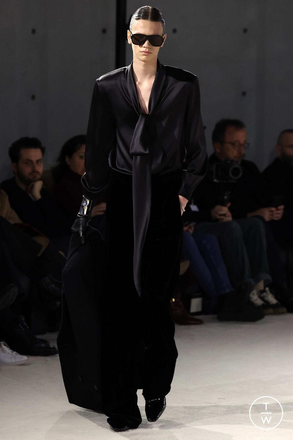 Fashion Week Paris Fall/Winter 2023 look 28 de la collection Saint Laurent menswear