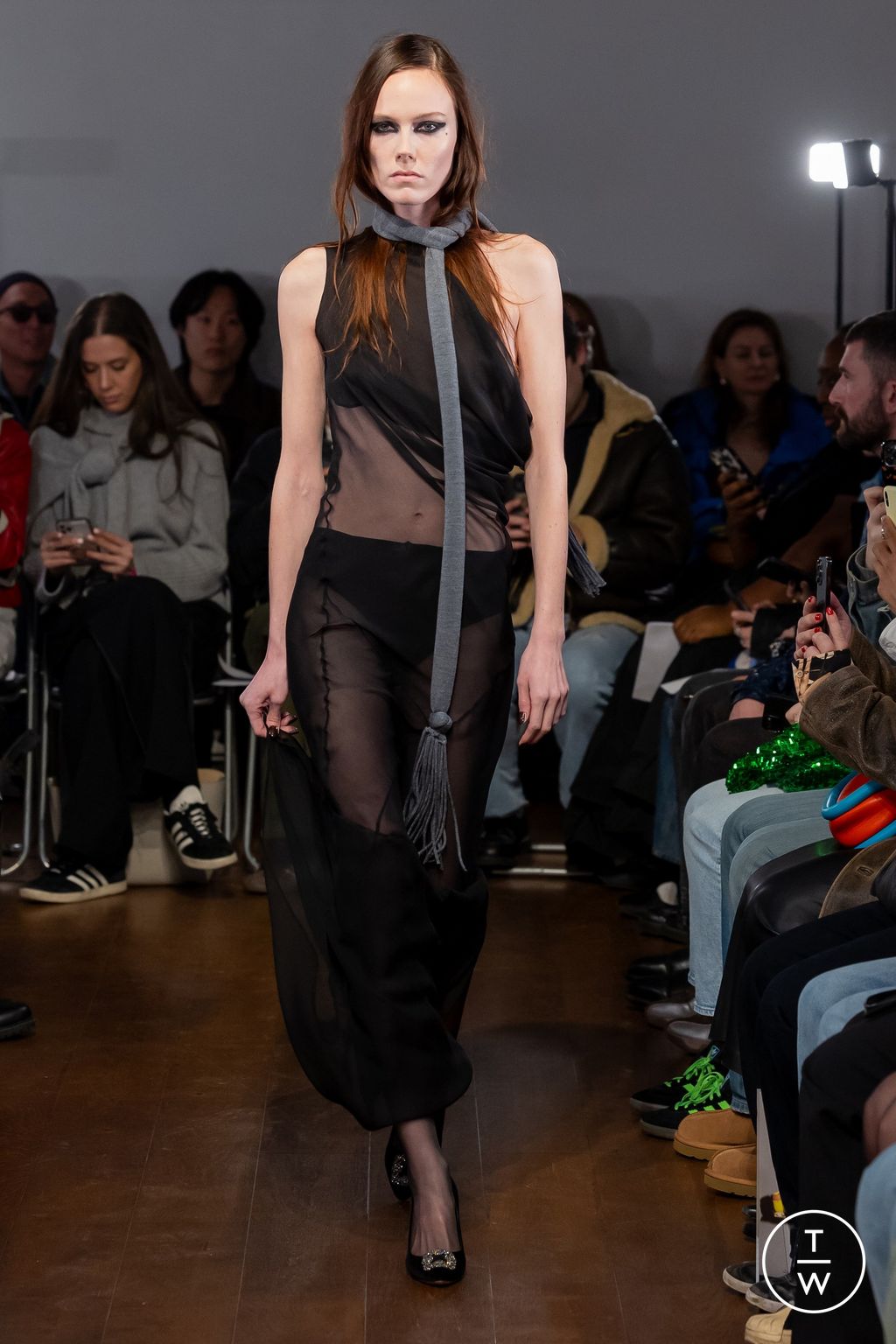 Fashion Week London Fall/Winter 2024 look 1 de la collection Aaron Esh womenswear
