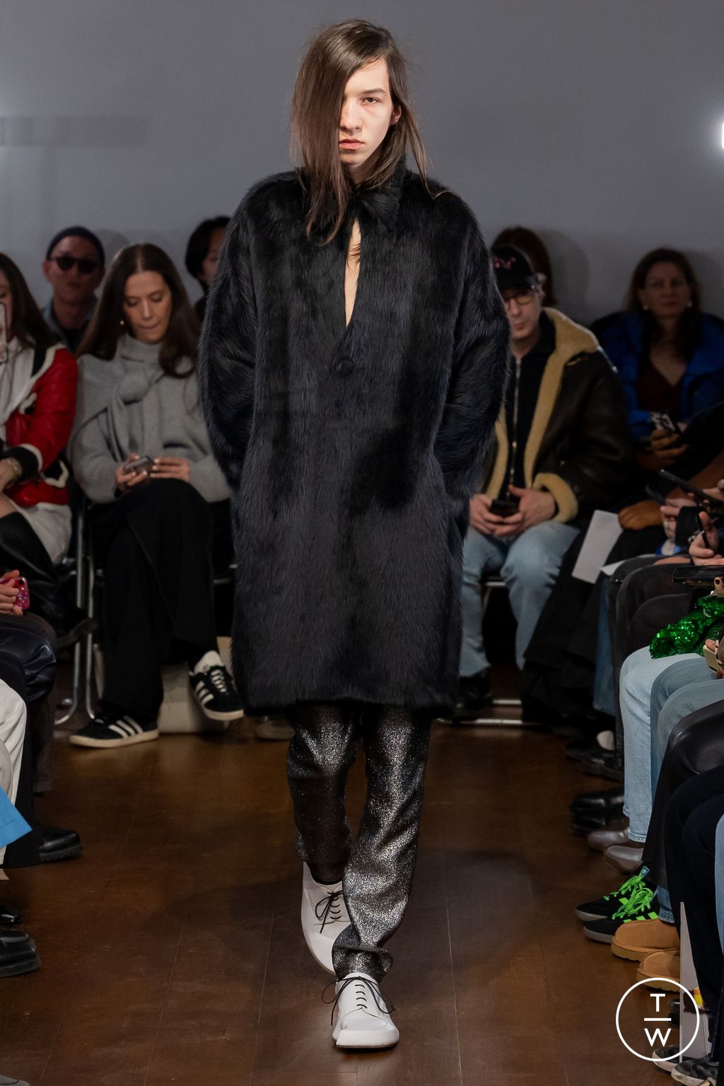 Fashion Week London Fall/Winter 2024 look 2 from the Aaron Esh collection 女装