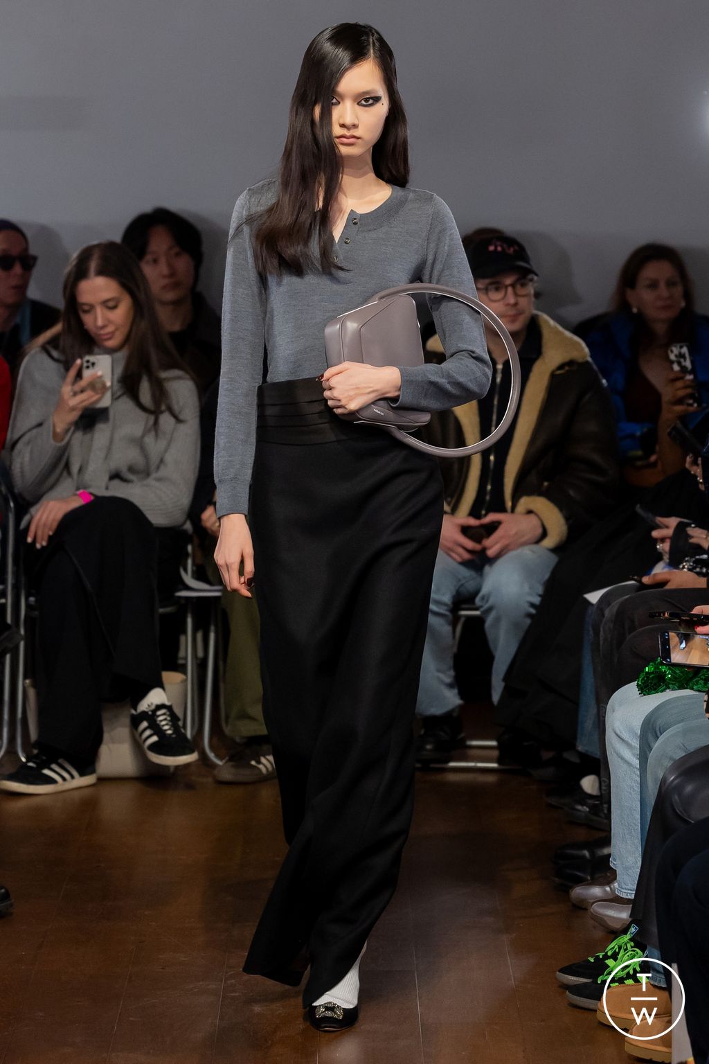Fashion Week London Fall/Winter 2024 look 4 from the Aaron Esh collection 女装
