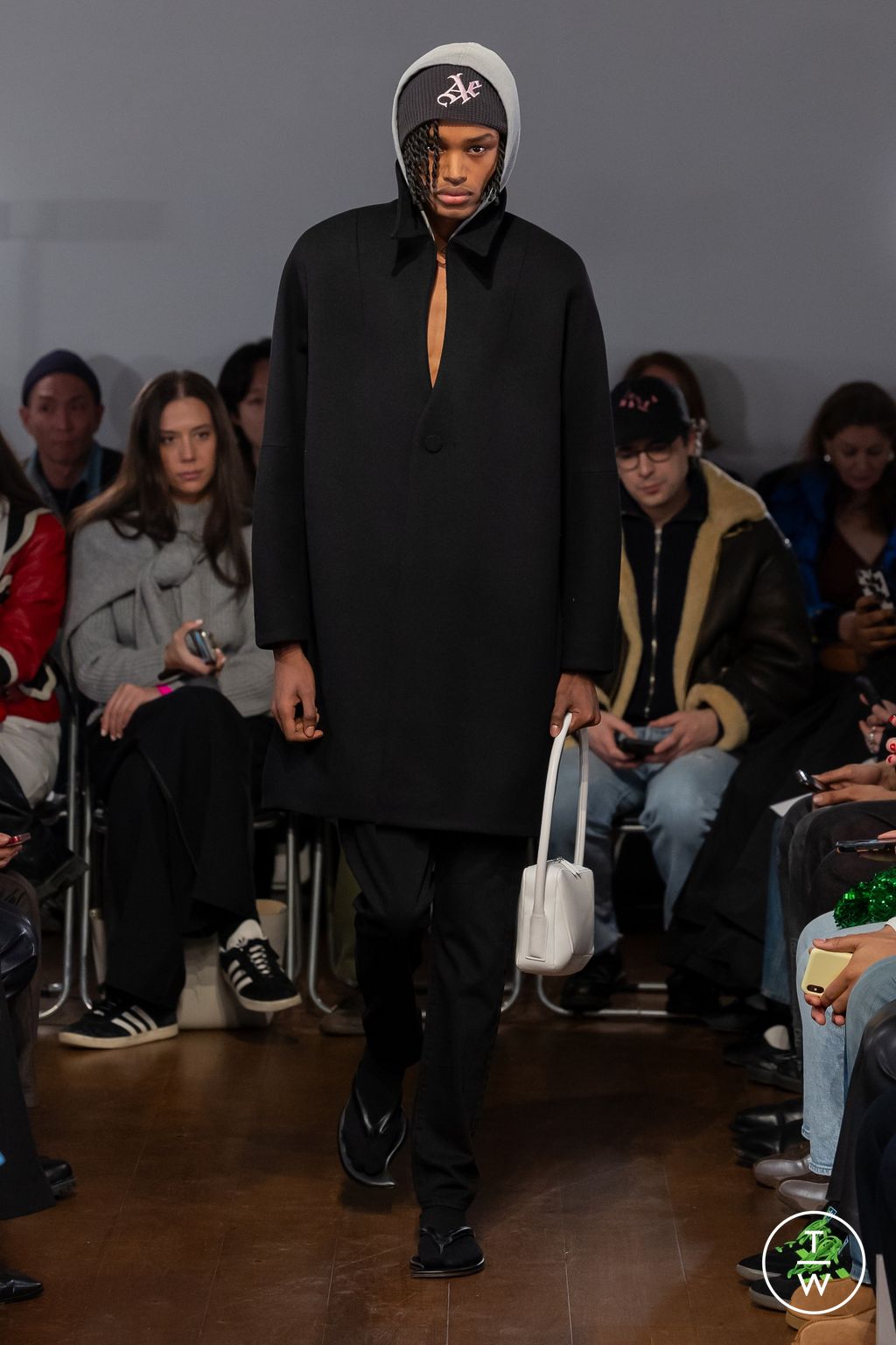 Fashion Week London Fall/Winter 2024 look 9 from the Aaron Esh collection 女装