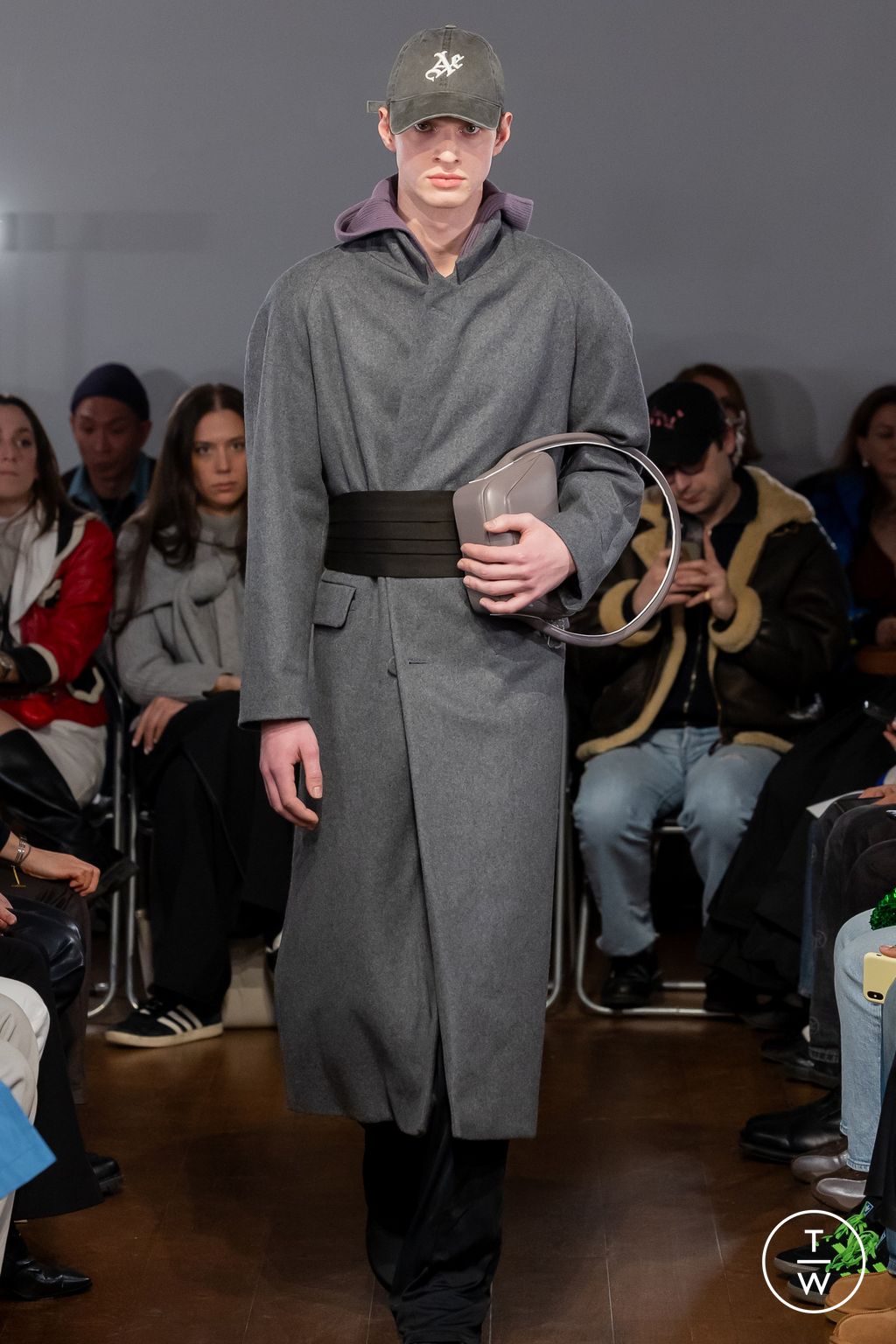 Fashion Week London Fall/Winter 2024 look 16 from the Aaron Esh collection 女装