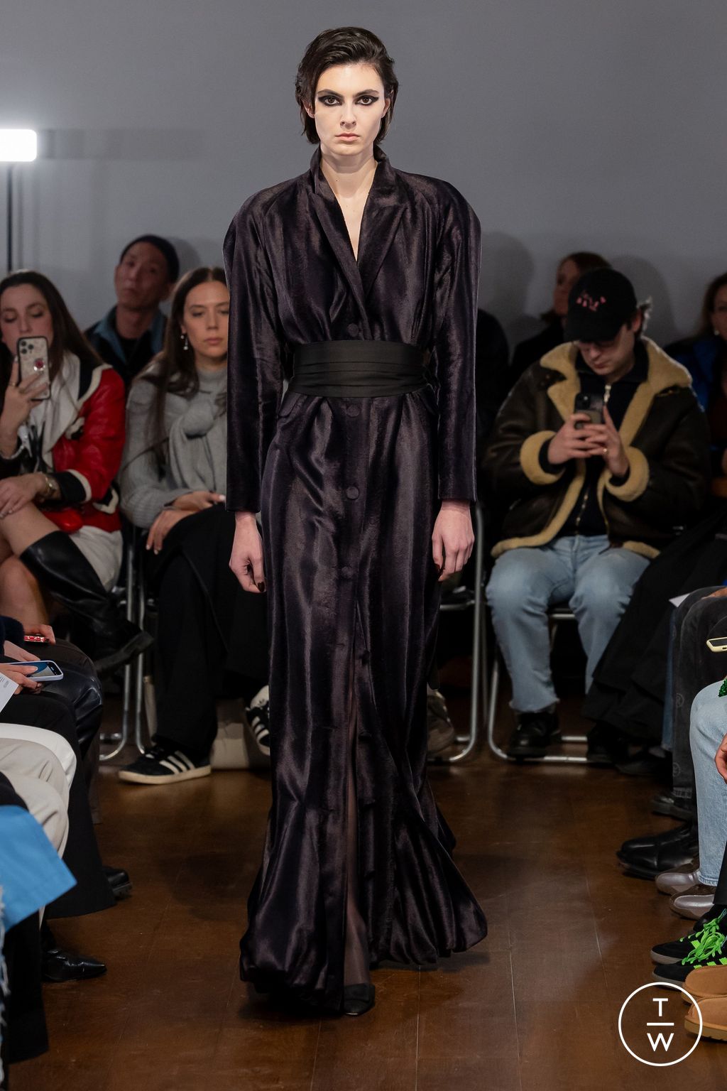 Fashion Week London Fall/Winter 2024 look 24 from the Aaron Esh collection 女装