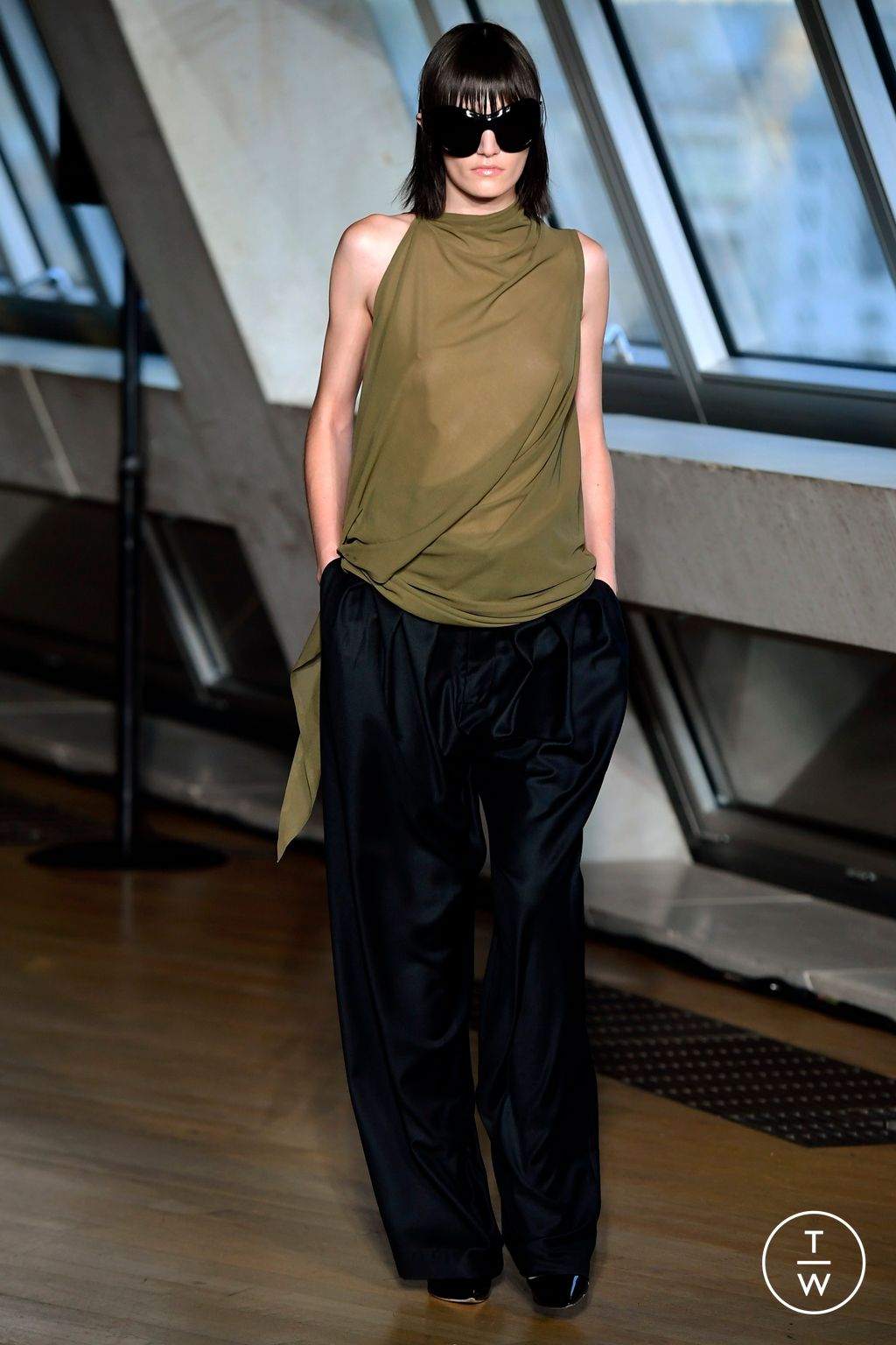 Fashion Week London Spring/Summer 2024 look 8 from the Aaron Esh collection 女装