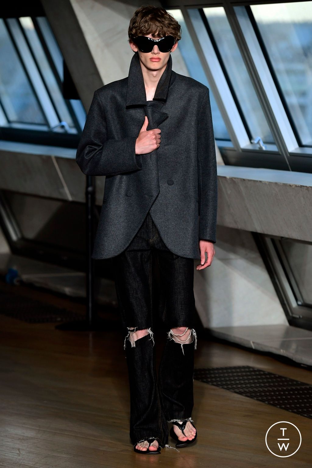 Fashion Week London Spring/Summer 2024 look 21 from the Aaron Esh collection 女装
