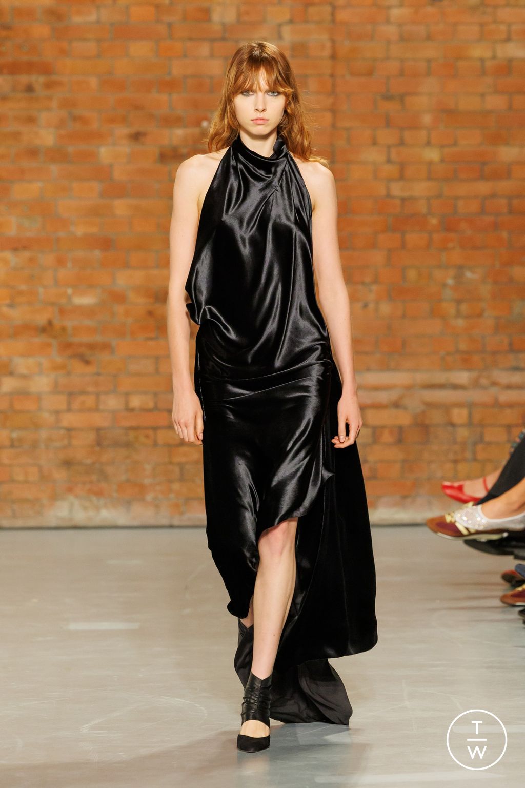 Fashion Week London Spring-Summer 2025 look 29 from the Aaron Esh collection 女装