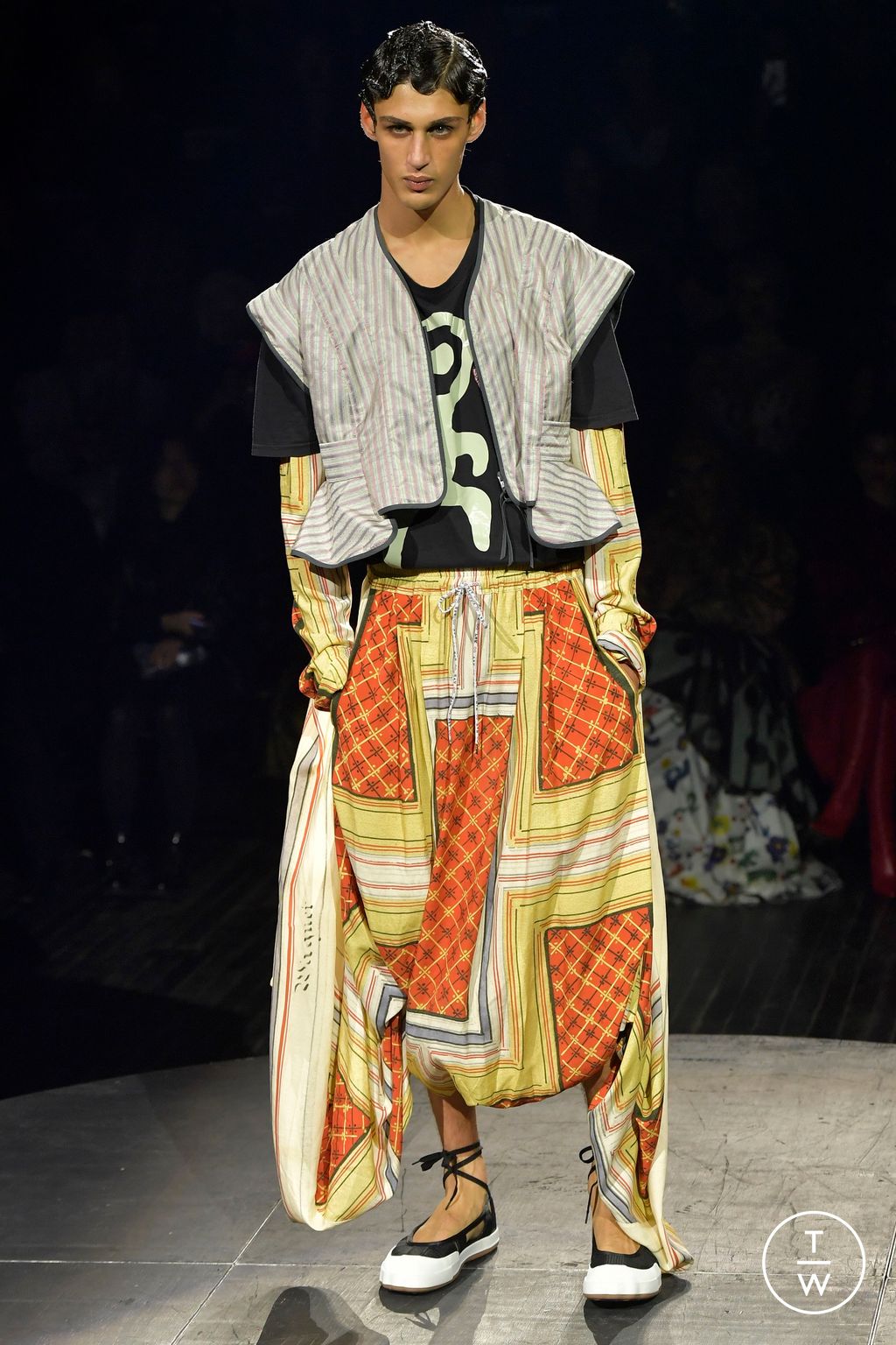 Fashion Week Paris Spring/Summer 2023 look 15 from the Andreas Kronthaler for Vivienne Westwood collection 女装