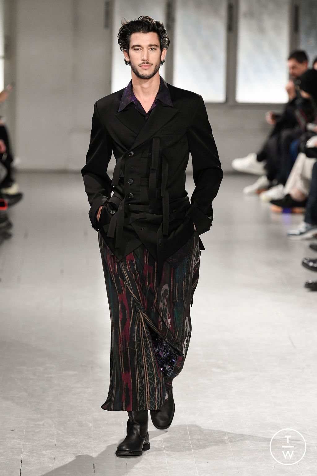 Fashion Week Paris Fall/Winter 2023 look 18 from the Yohji Yamamoto collection menswear