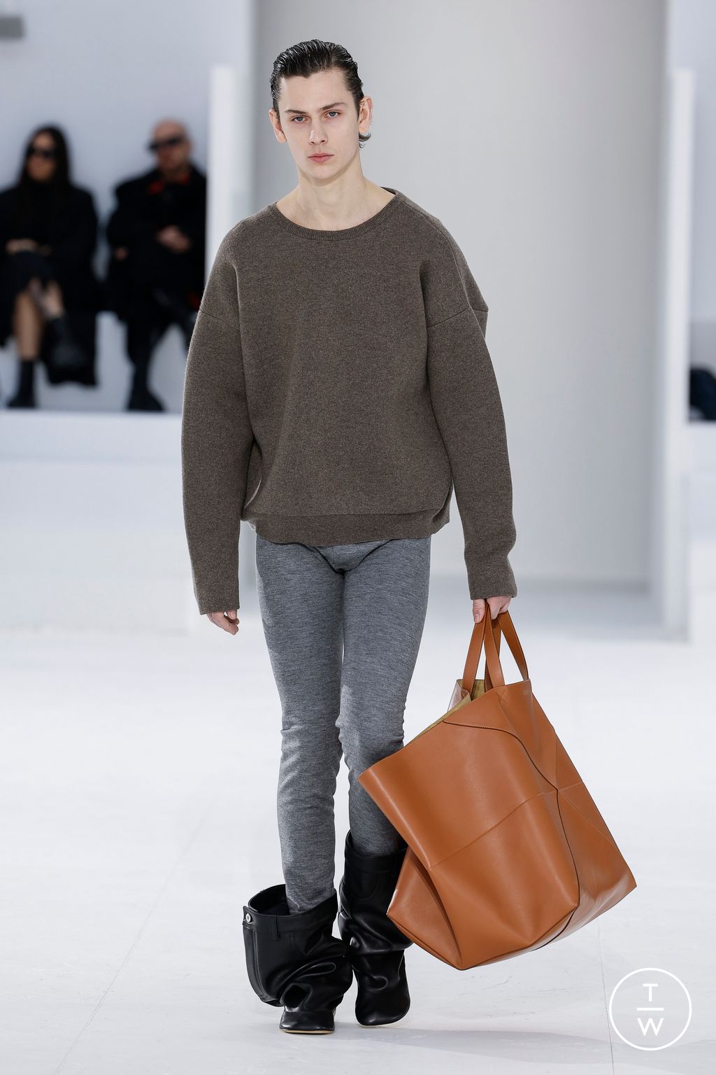 Fashion Week Paris Fall/Winter 2023 look 39 from the Loewe collection menswear