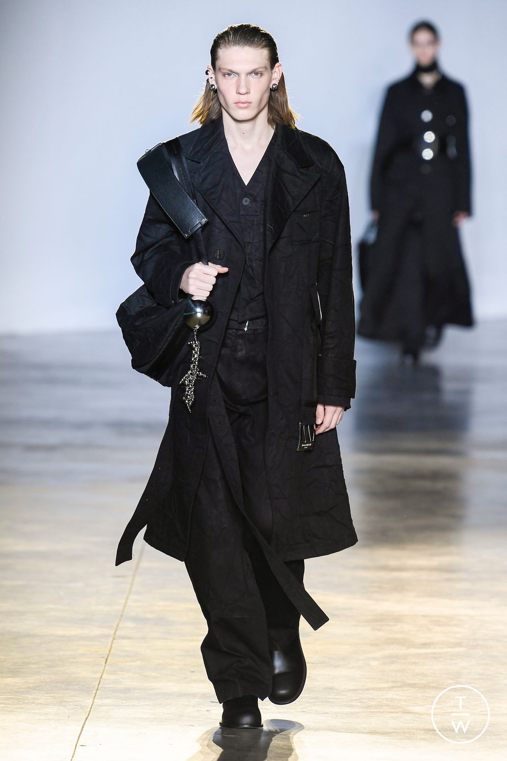 Fashion Week Paris Fall/Winter 2023 look 39 from the Wooyoungmi collection menswear