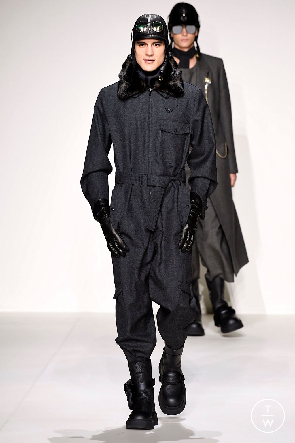 Fashion Week Milan Fall/Winter 2023 look 2 de la collection Emporio Armani menswear