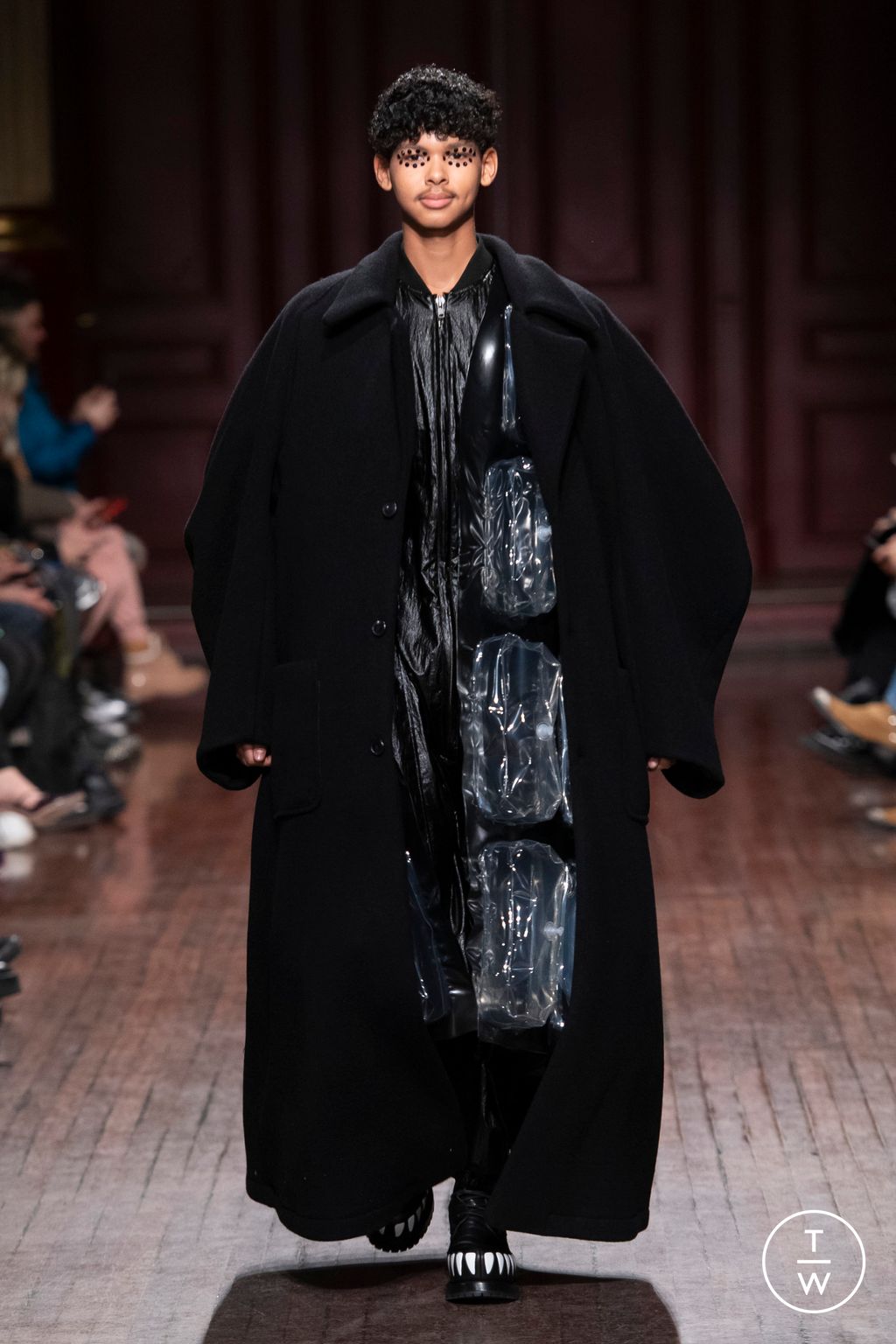 Fashion Week Paris Fall/Winter 2023 look 28 from the Walter Van Beirendonck collection menswear