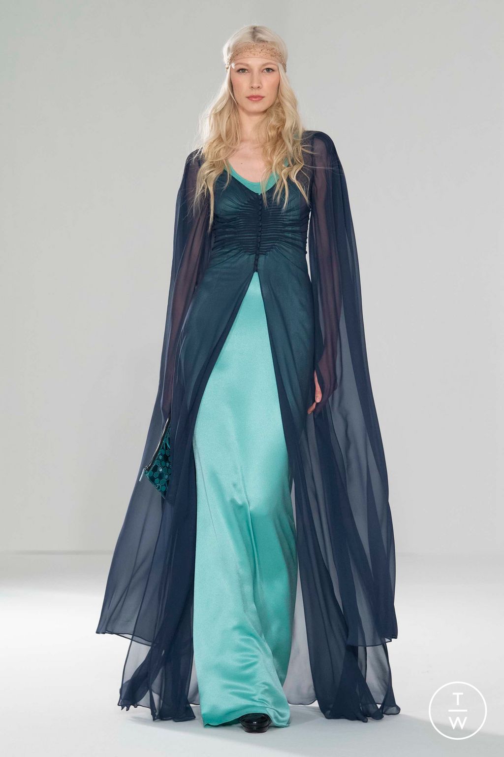Fashion Week Paris Spring/Summer 2023 look 10 from the Julien Fournié collection couture