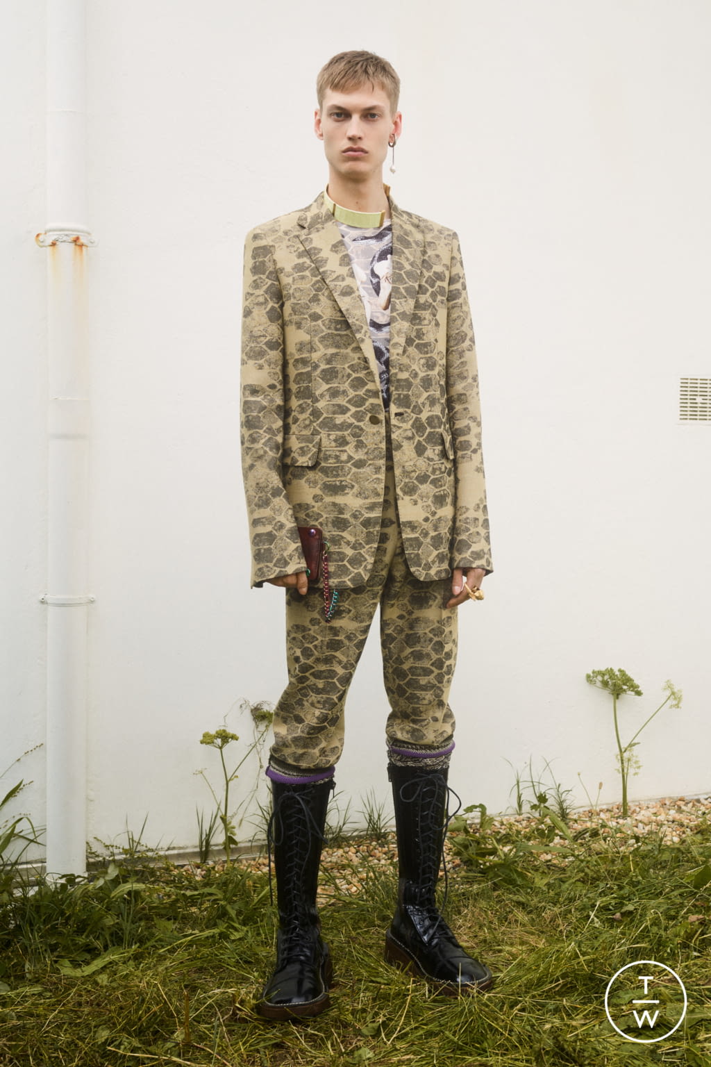 Fashion Week Paris Spring/Summer 2022 look 24 from the Acne Studios collection menswear