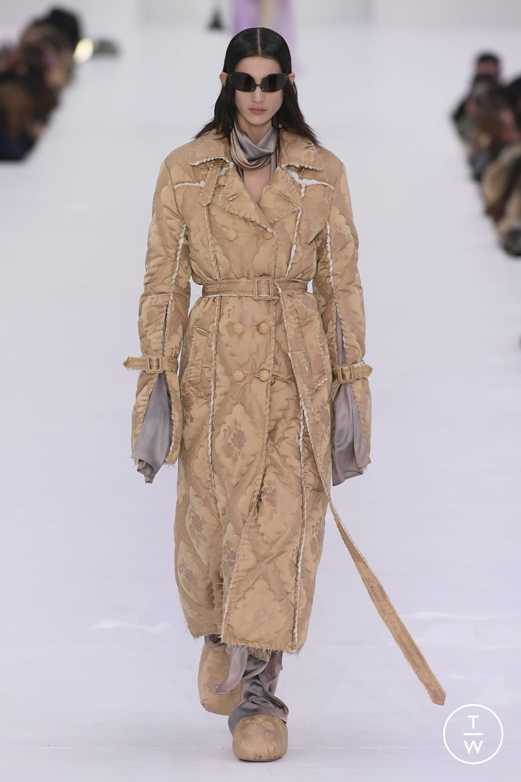 Fashion Week Paris Fall/Winter 2022 look 10 from the Acne Studios collection womenswear
