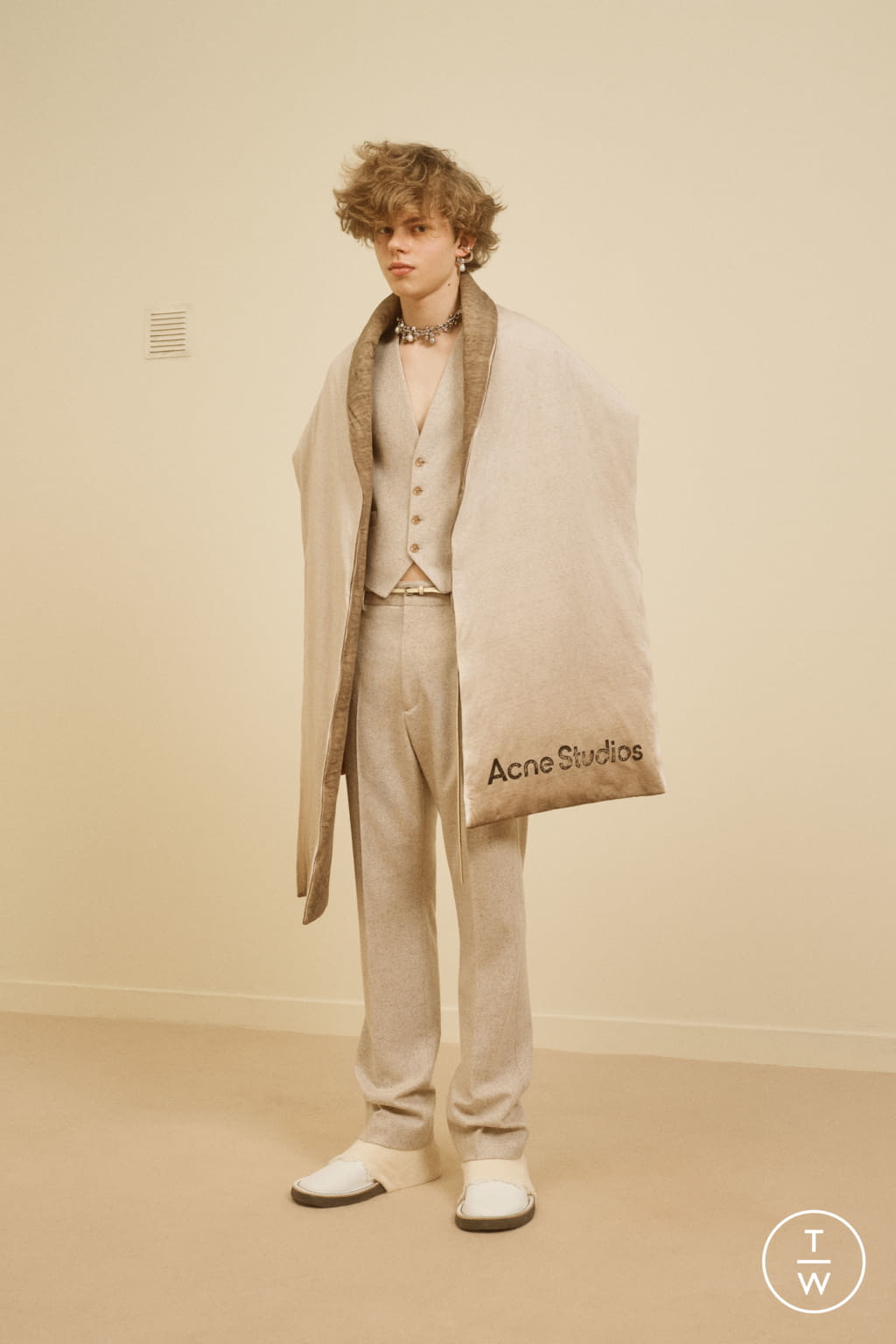 Fashion Week Paris Fall/Winter 2021 look 4 from the Acne Studios collection 男装