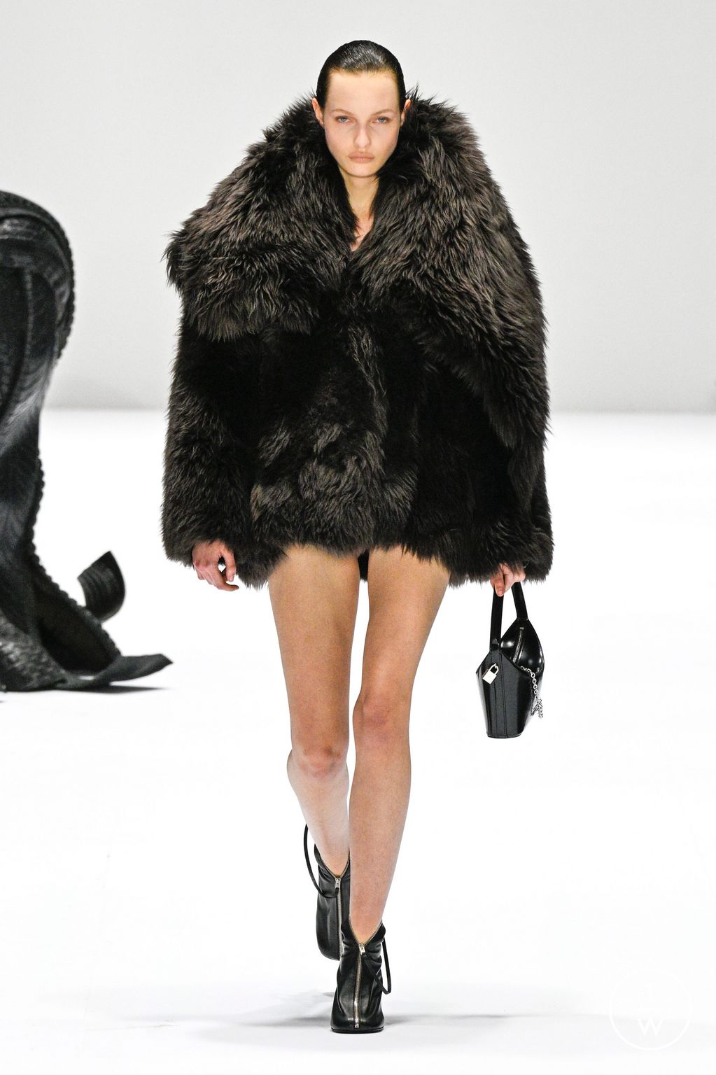 Fashion Week Paris Fall/Winter 2024 look 1 de la collection Acne Studios womenswear