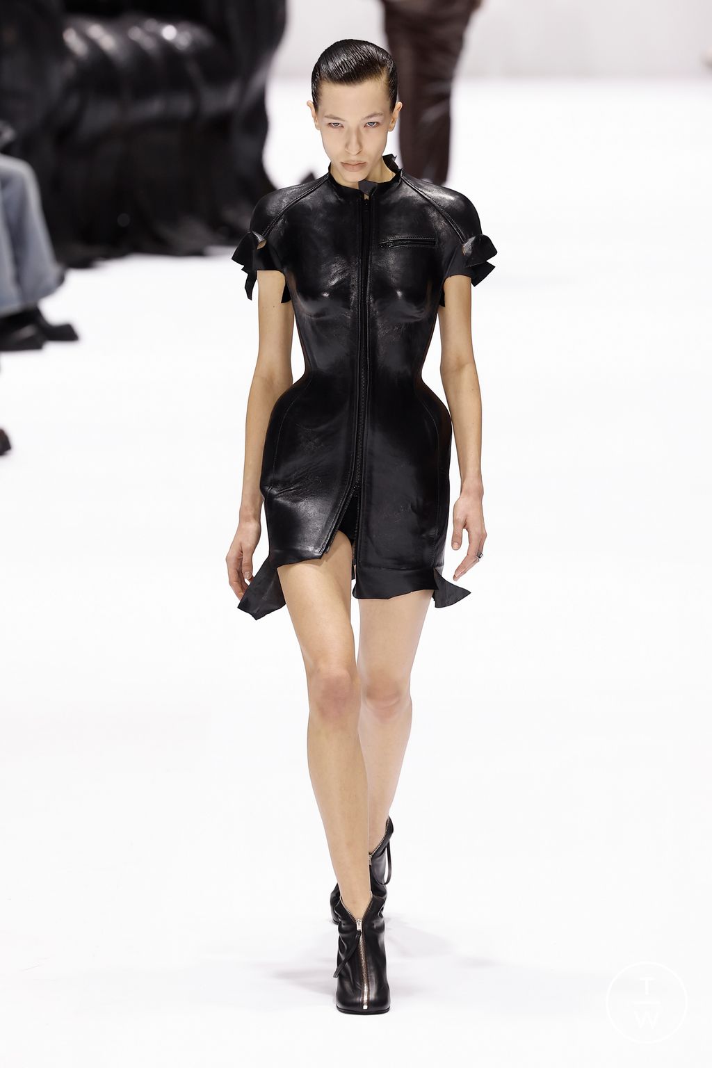 Fashion Week Paris Fall/Winter 2024 look 6 de la collection Acne Studios womenswear