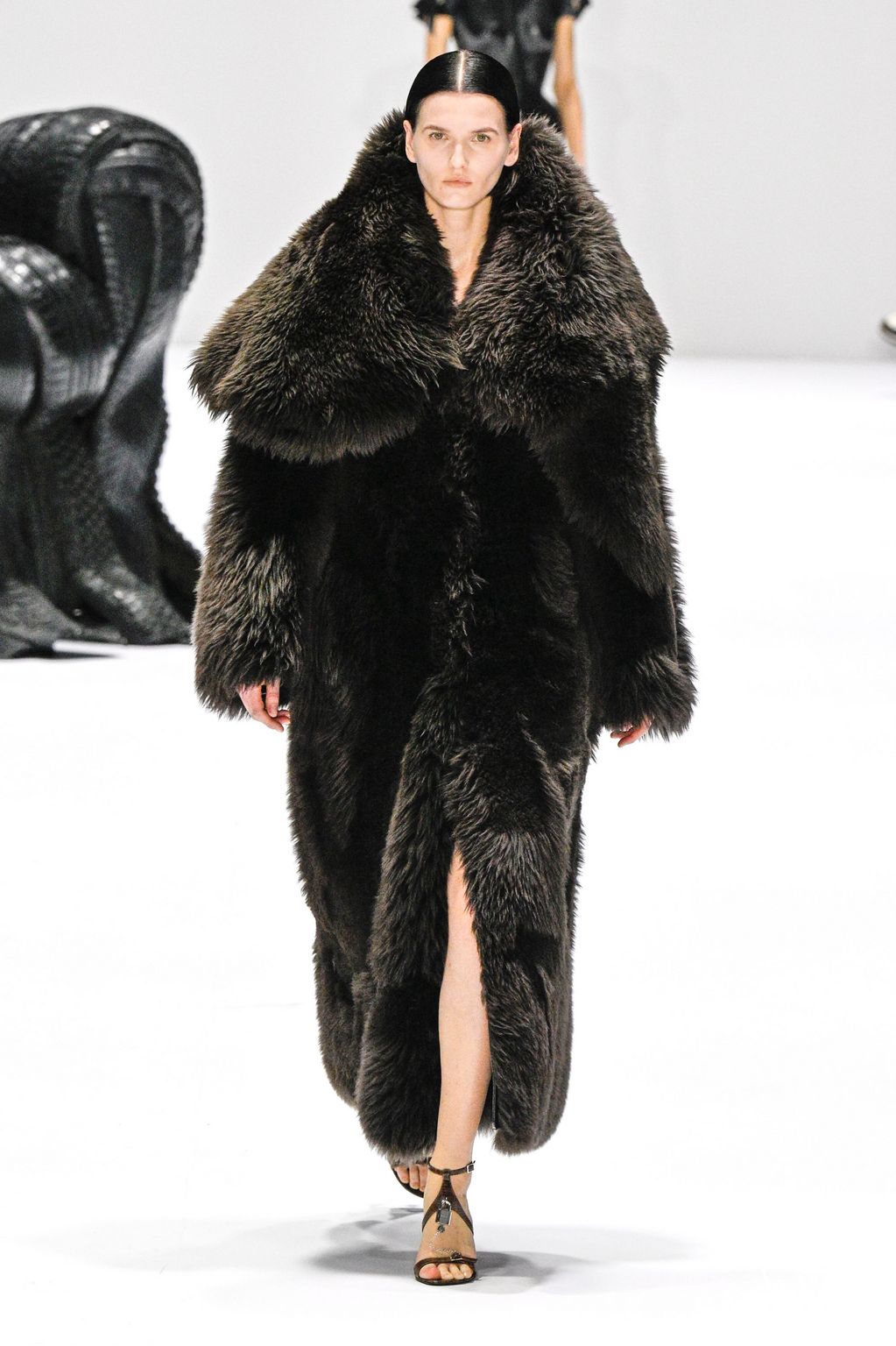 Fashion Week Paris Fall/Winter 2024 look 5 de la collection Acne Studios womenswear