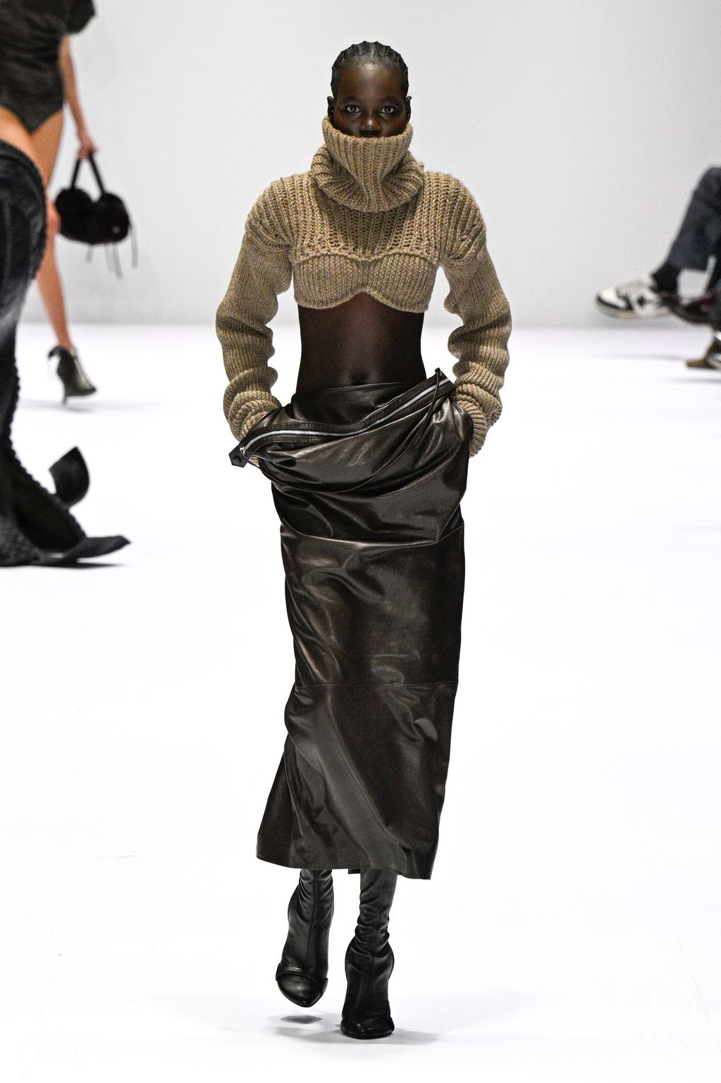 Fashion Week Paris Fall/Winter 2024 look 7 de la collection Acne Studios womenswear